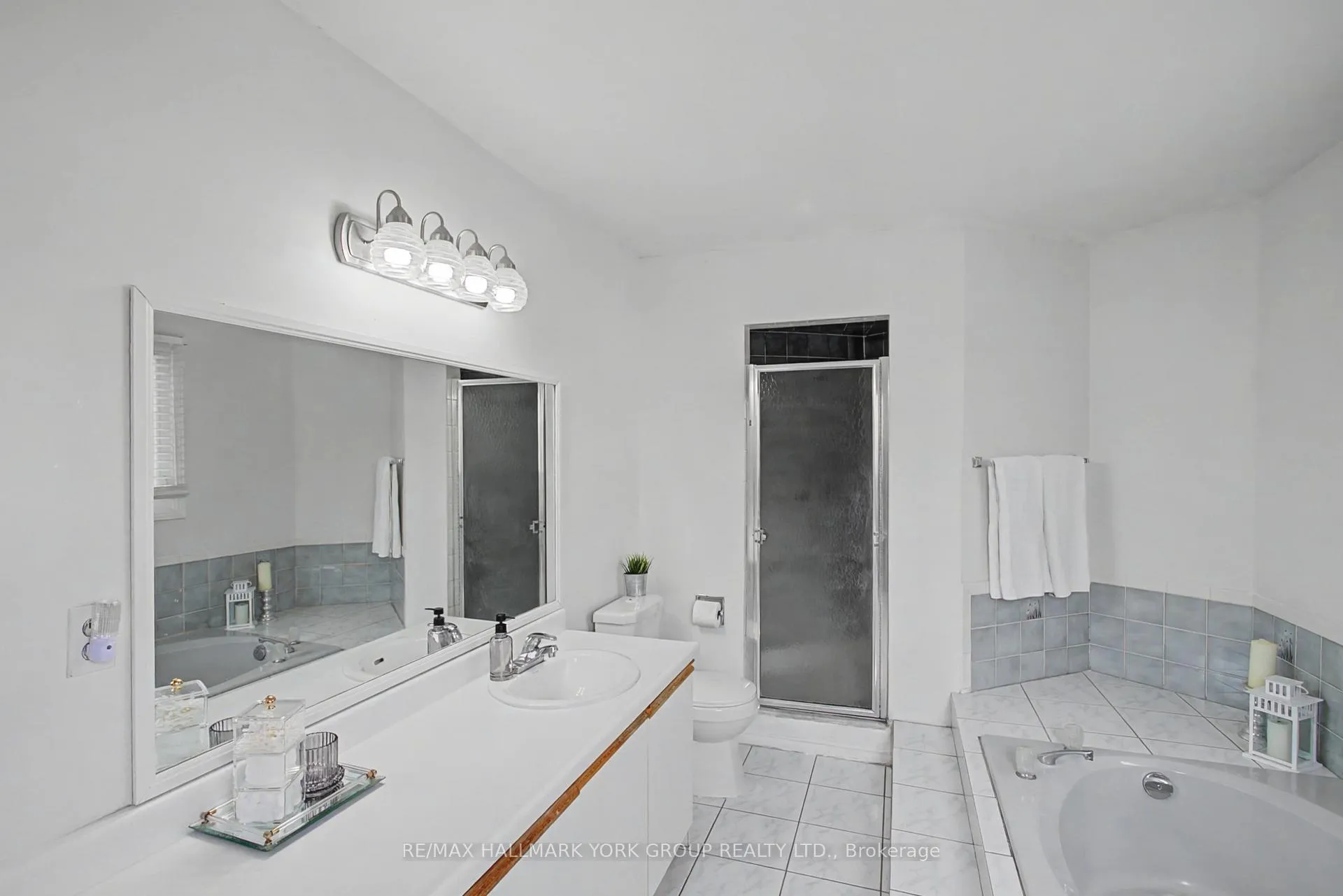 Photo 20 of 28 Hollingshead Drive, Aurora, Aurora Village — HOMEH