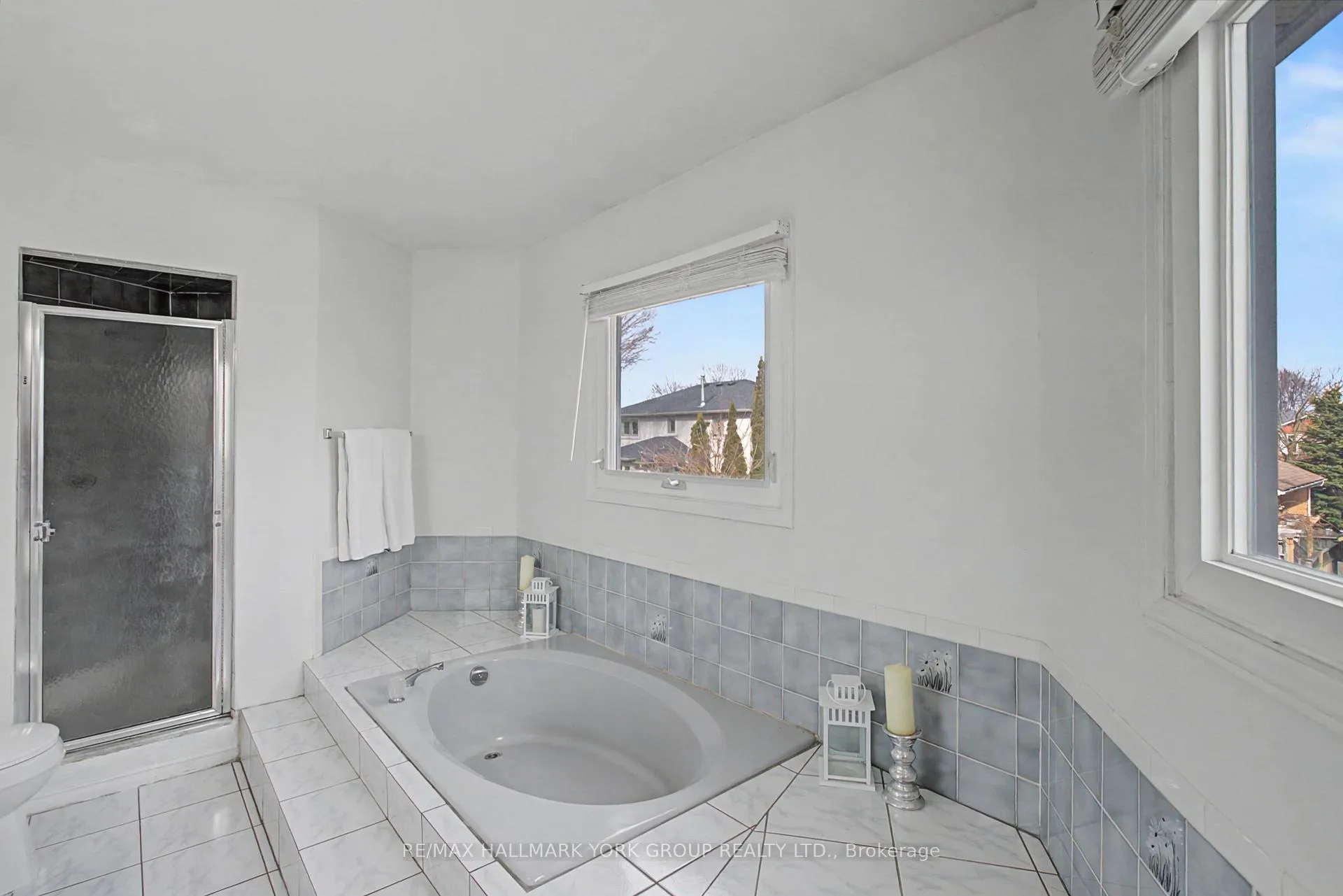 Photo 21 of 28 Hollingshead Drive, Aurora, Aurora Village — HOMEH