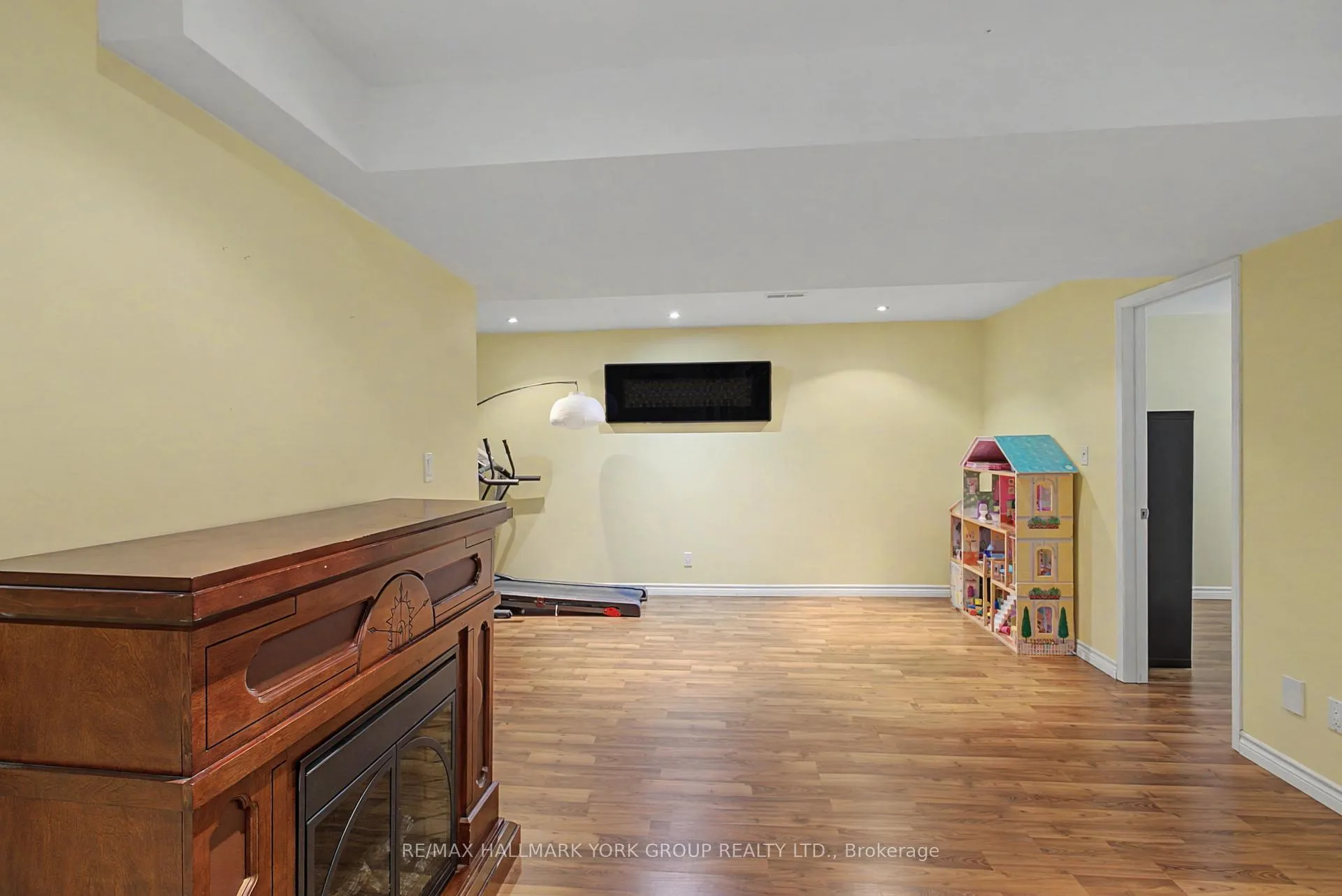 Photo 25 of 28 Hollingshead Drive, Aurora, Aurora Village — HOMEH