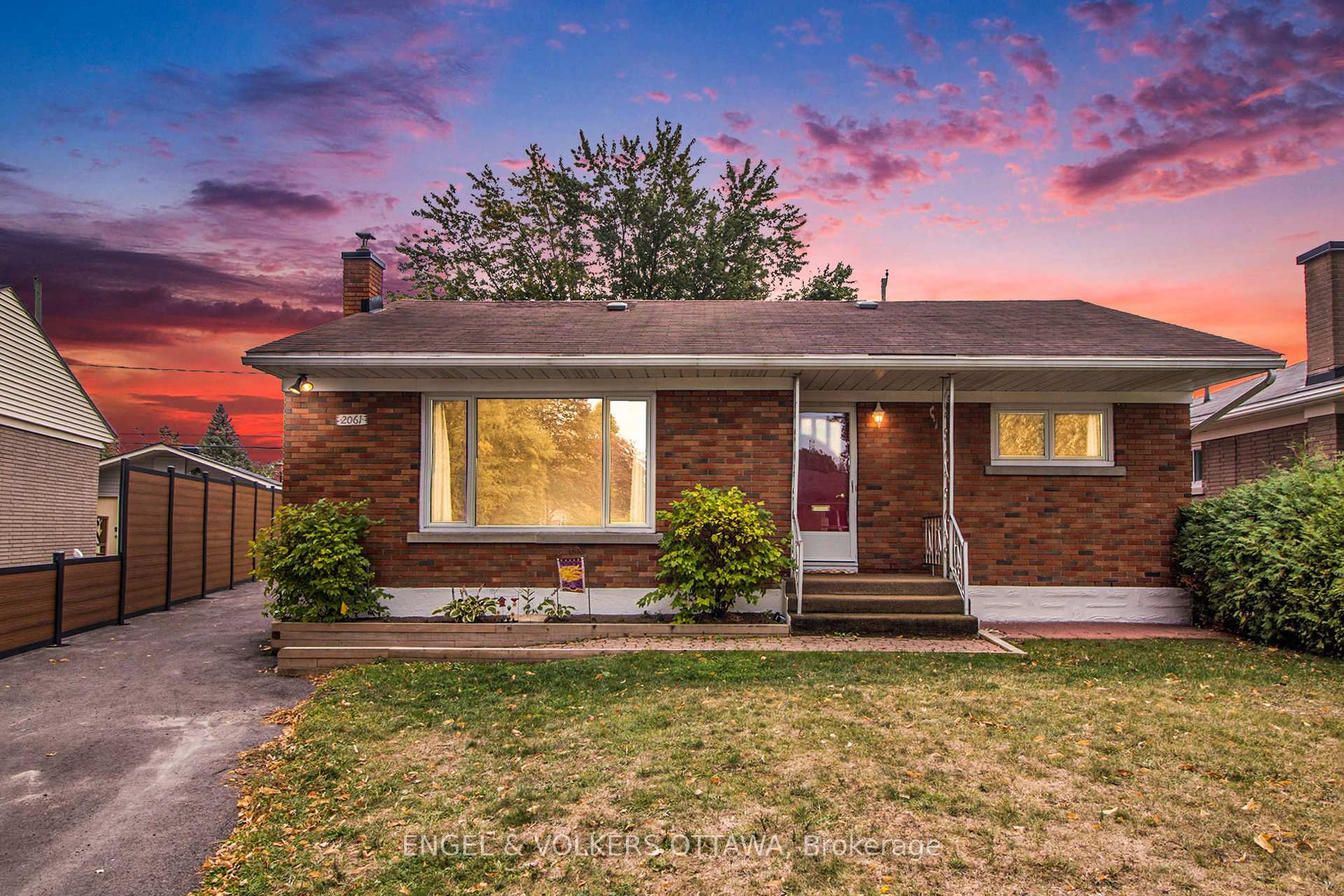 Photo 1 of 2061 Vincent Street, Ottawa, Elmvale Acres — HOMEH