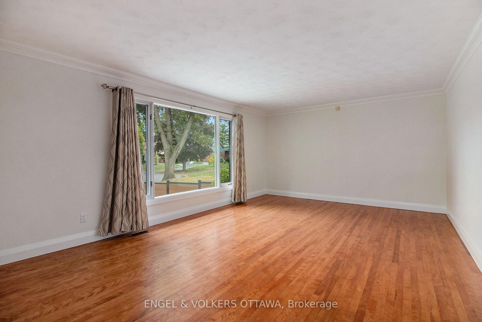 Photo 4 of 2061 Vincent Street, Ottawa, Elmvale Acres — HOMEH