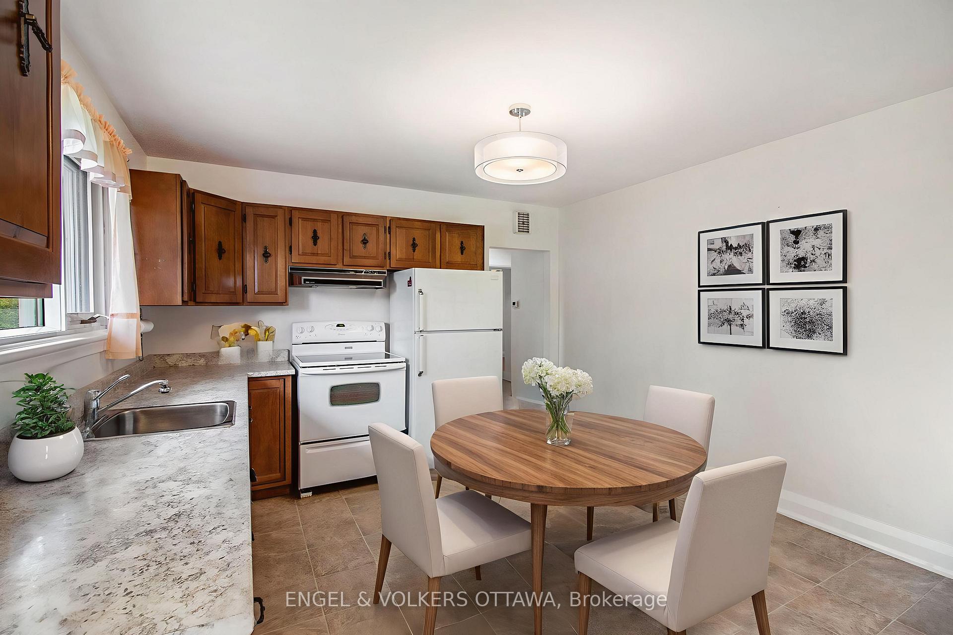 Photo 10 of 2061 Vincent Street, Ottawa, Elmvale Acres — HOMEH