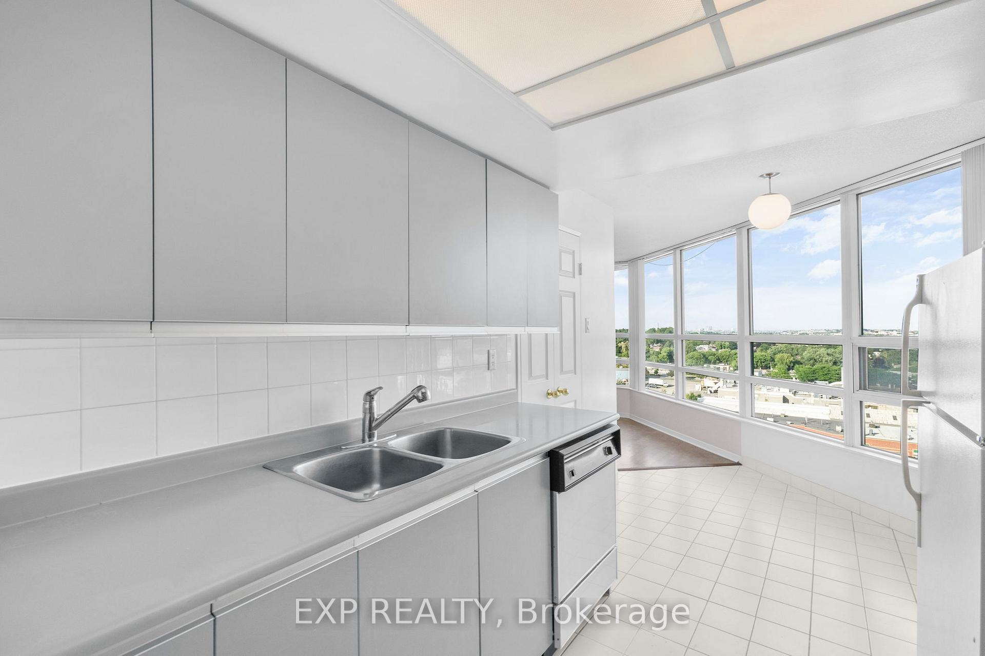 Photo 5 of Unit 1324, 7825 Bayview Avenue, Markham, Aileen-Willowbrook — HOMEH
