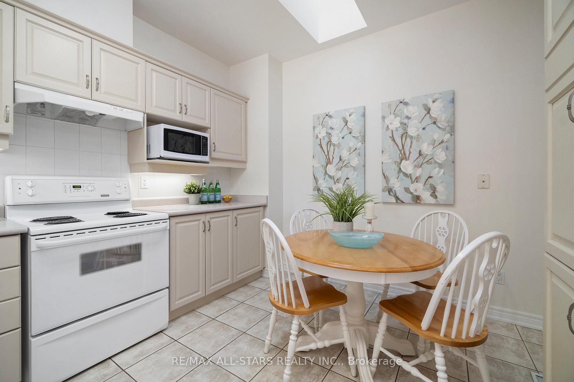 Photo 13 of 81 Celebrity Greens Way, Markham, Greensborough — HOMEH