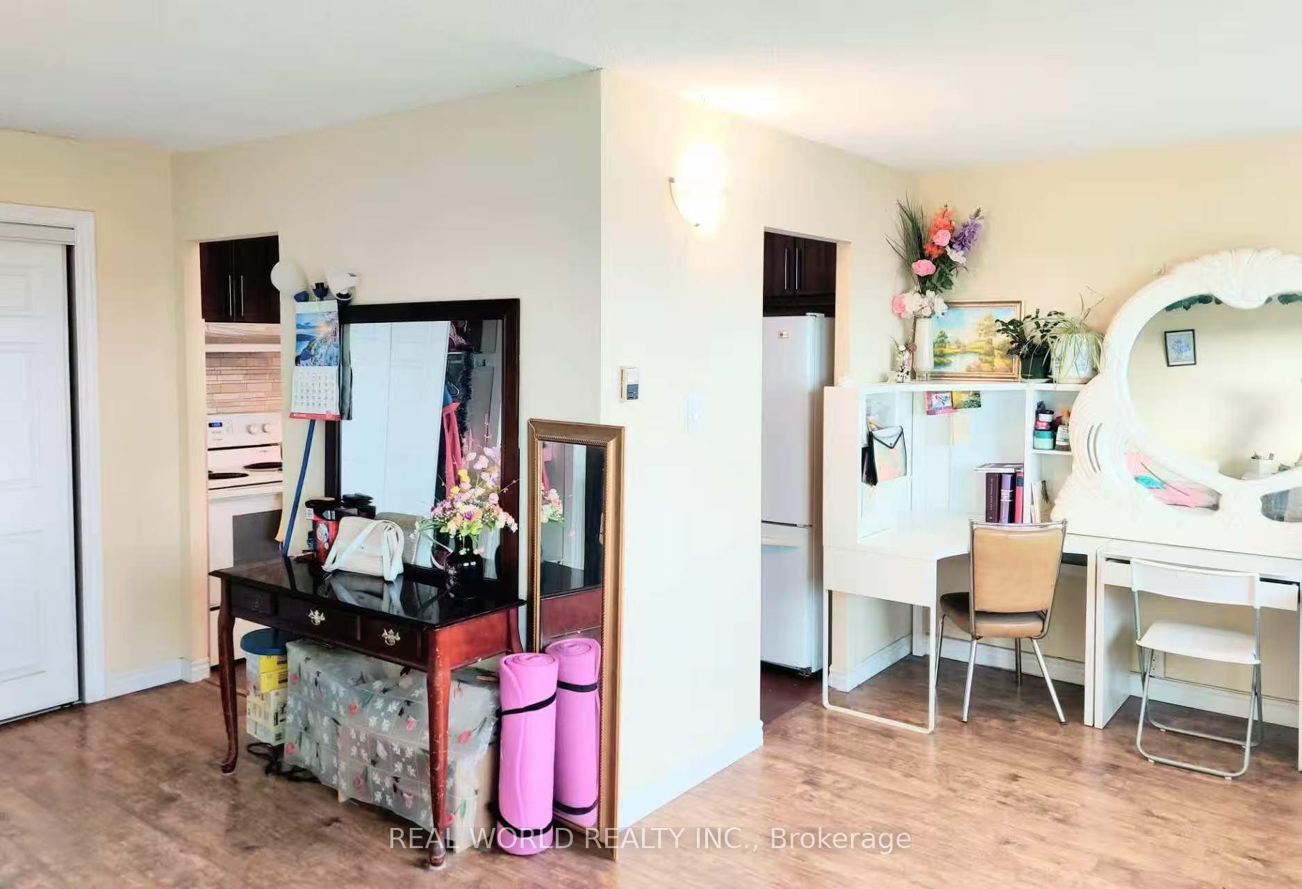 Photo 5 of Unit 806, 100 Leeward Glenway, Toronto, Flemingdon Park — HOMEH