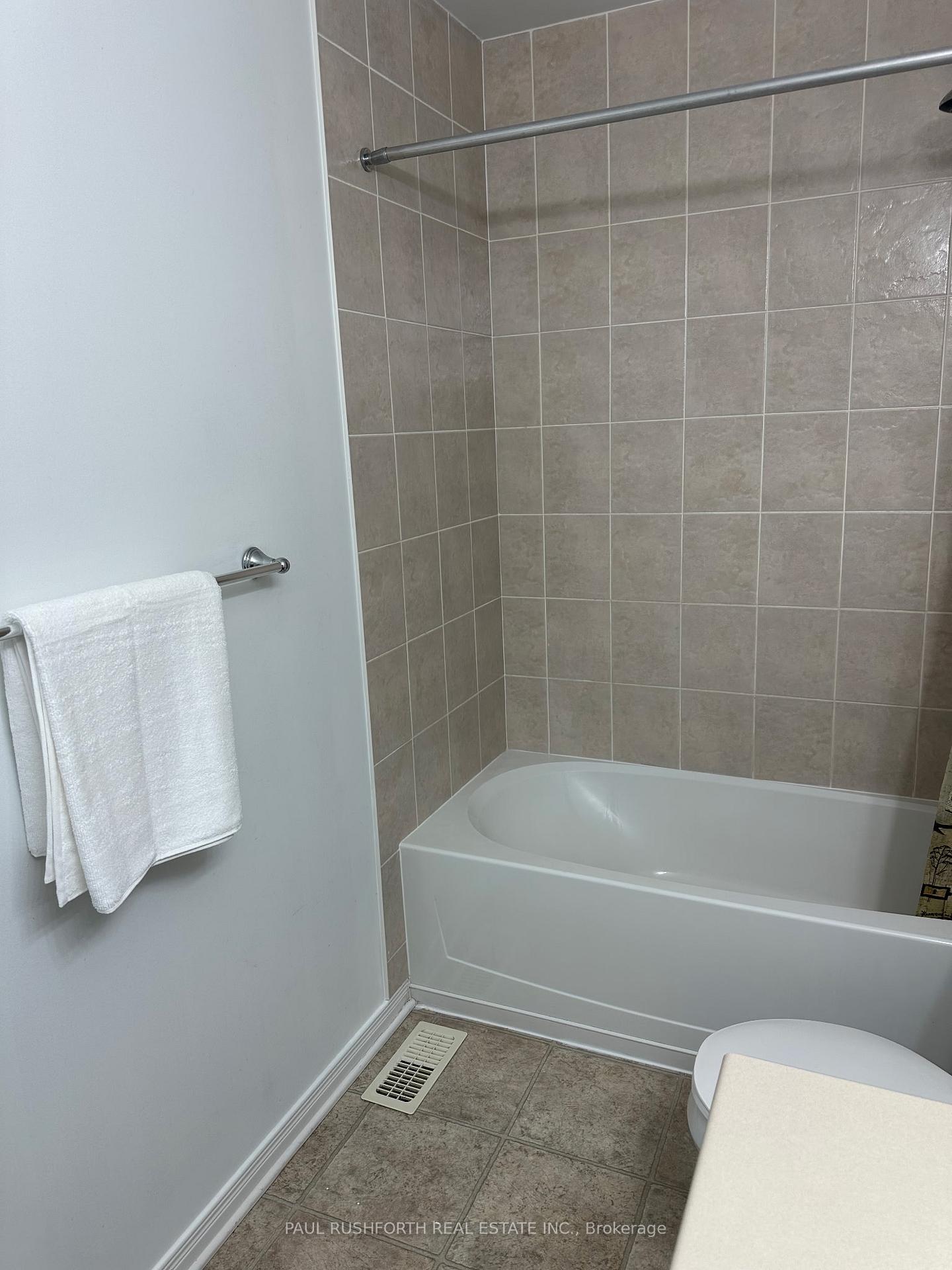 Photo 5 of 997 Torovin Private, Ottawa, Pineview — HOMEH