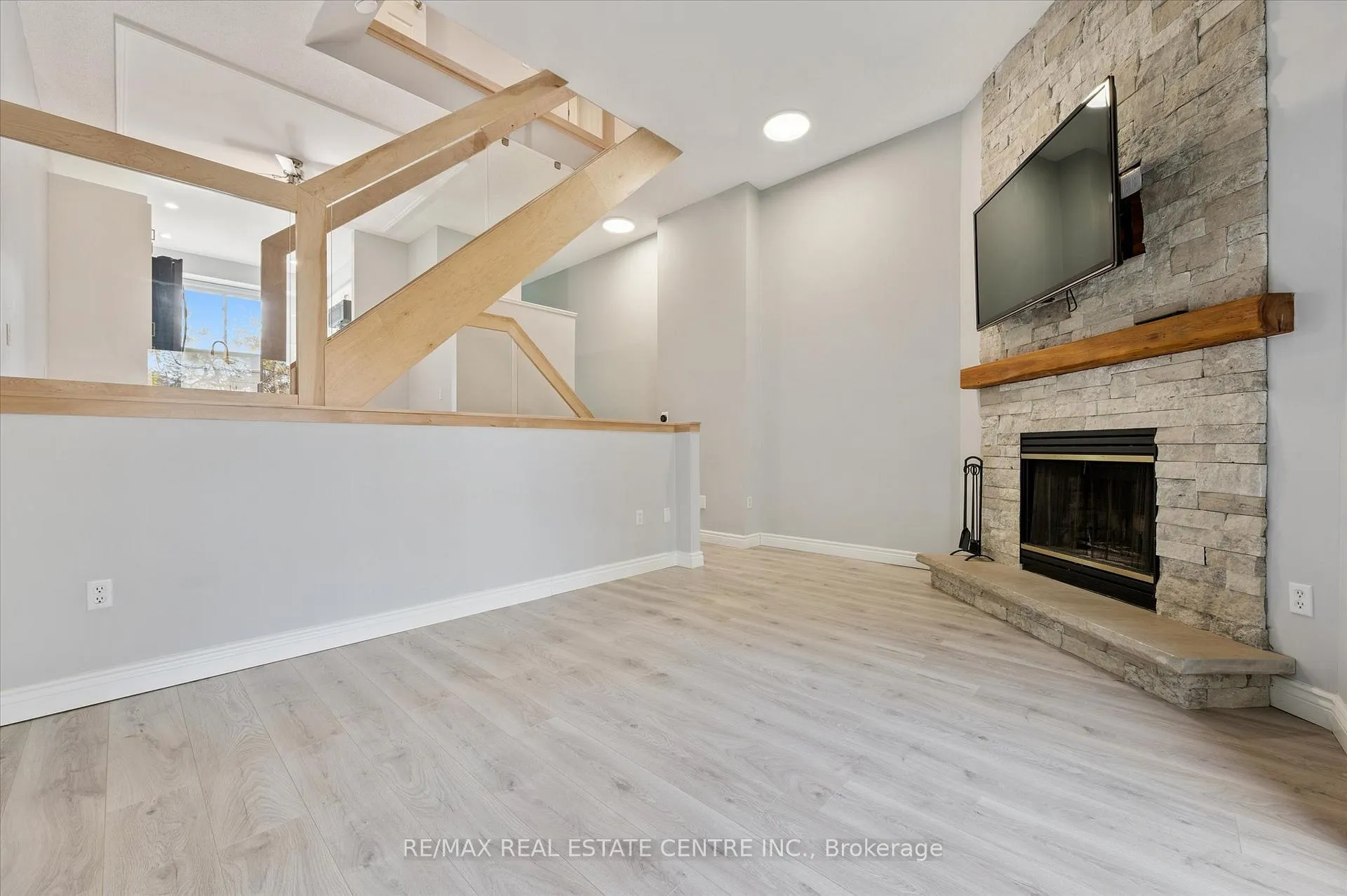 Photo 4 of Unit 5, 589 Beechwood Drive, Waterloo — HOMEH