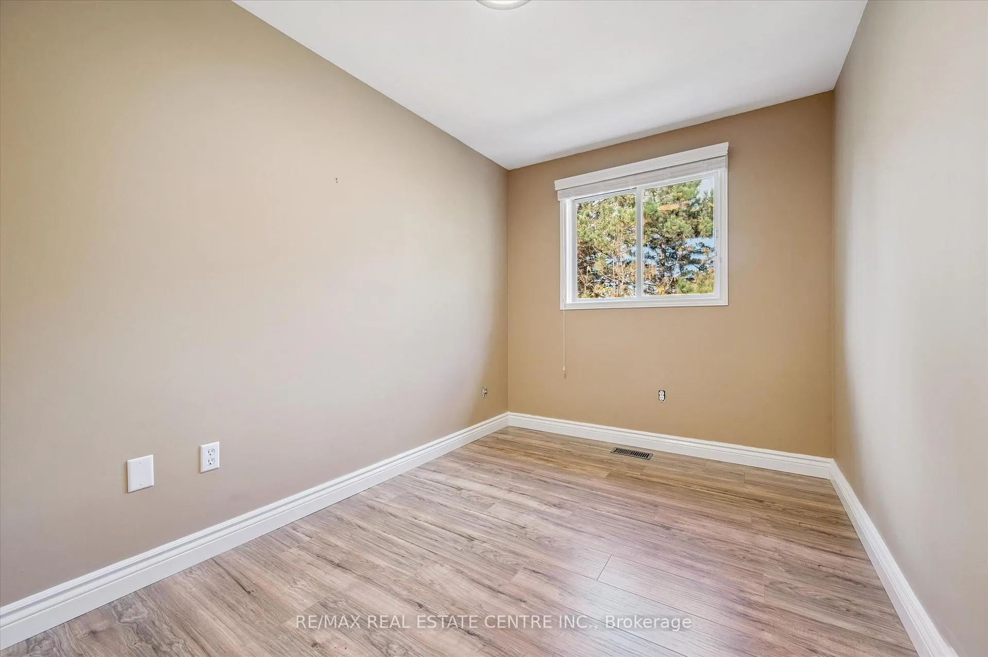 Photo 12 of Unit 5, 589 Beechwood Drive, Waterloo — HOMEH