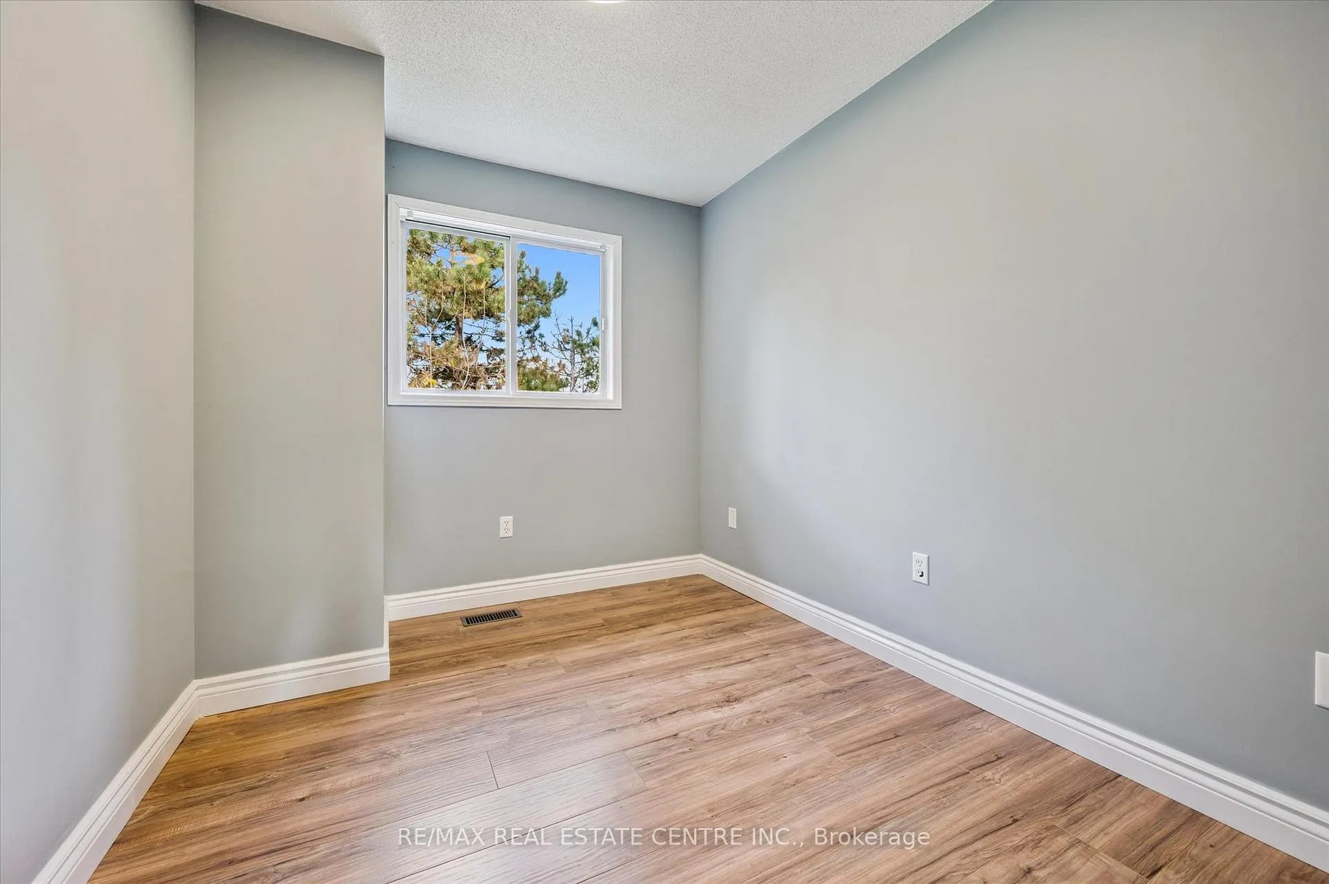 Photo 13 of Unit 5, 589 Beechwood Drive, Waterloo — HOMEH
