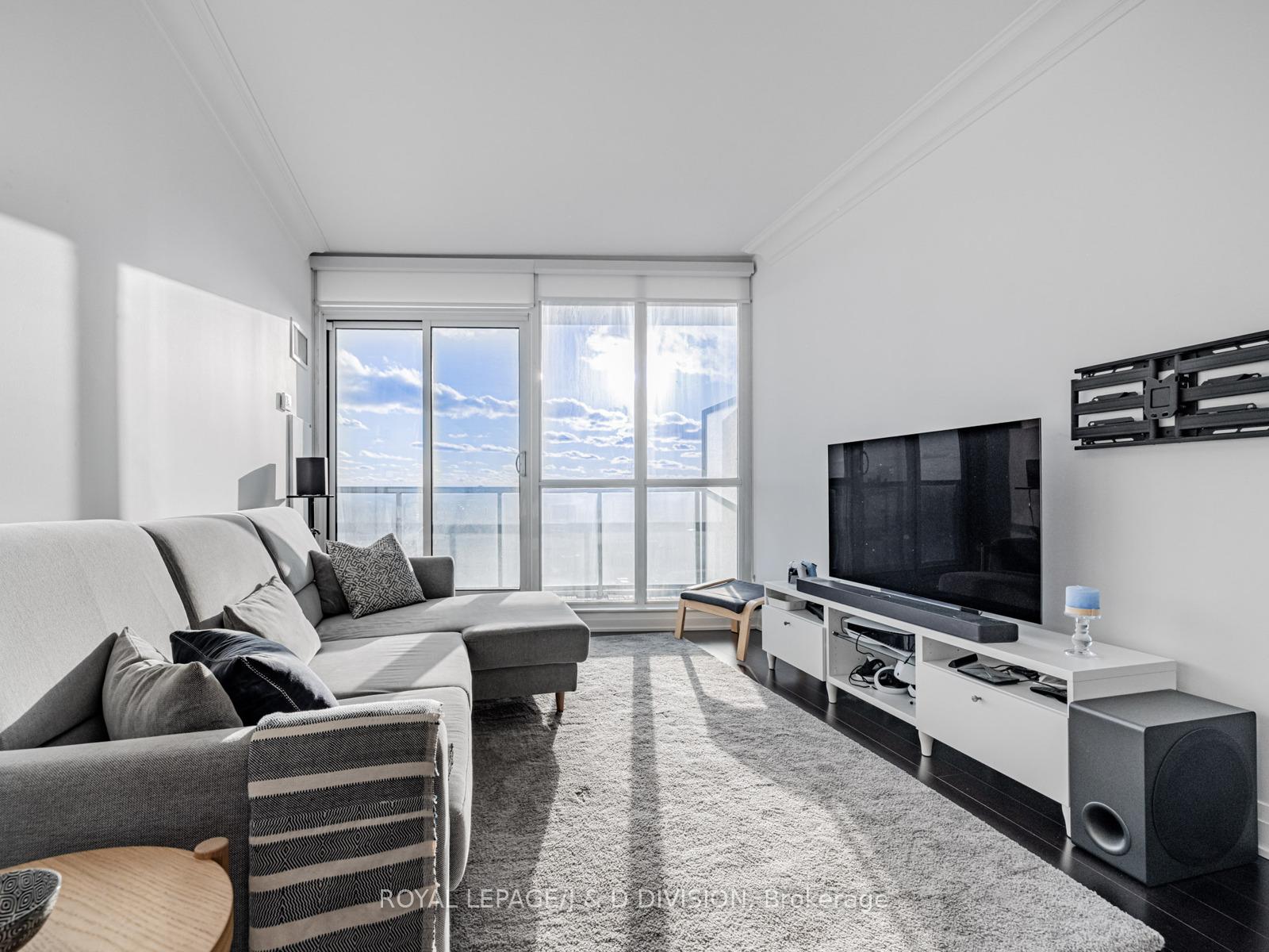 Front of Unit 1101, 530 St Clair Avenue W