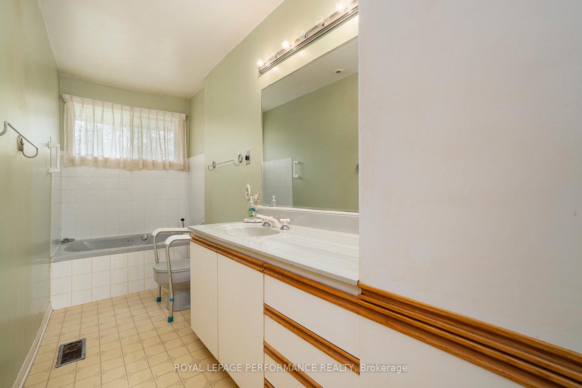 Photo 16 of 29 Horner Drive, Ottawa, Lakeview Park — HOMEH