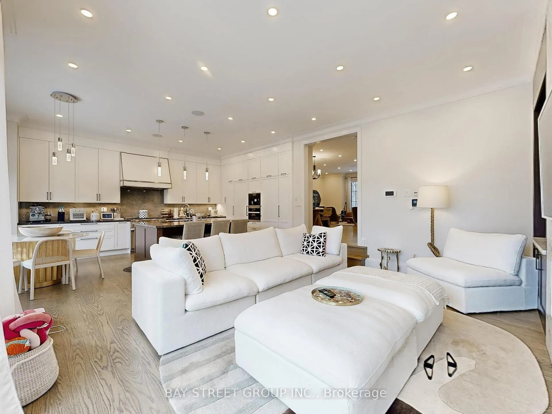 Photo 9 of 31 Evergreen Gardens, Toronto, Leaside — HOMEH