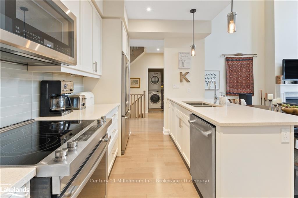 Photo 3 of 22 Emerson Mews, Collingwood — HOMEH