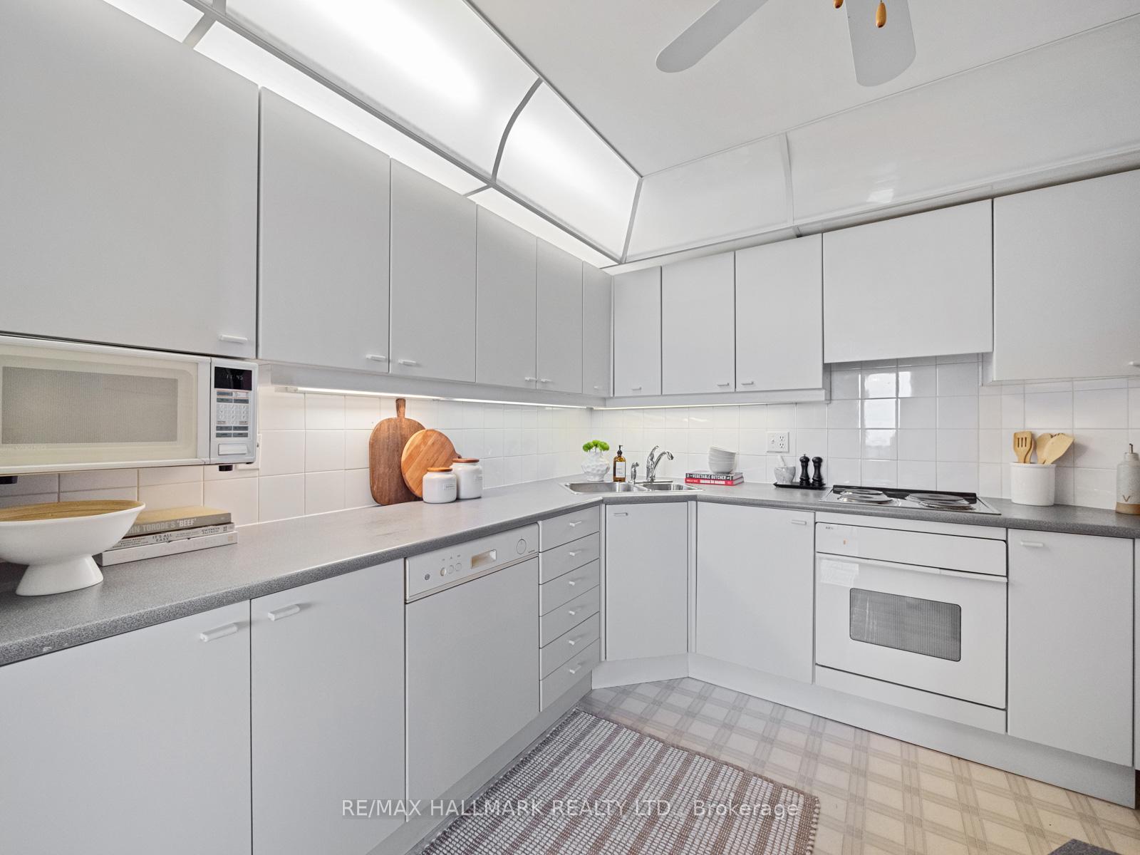Photo 7 of Unit 2404, 980 Broadview Avenue, Toronto, Broadview North — HOMEH
