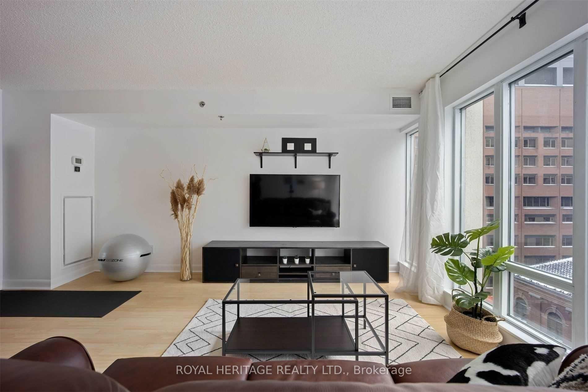 Front of Unit 818, 210 Victoria Street S