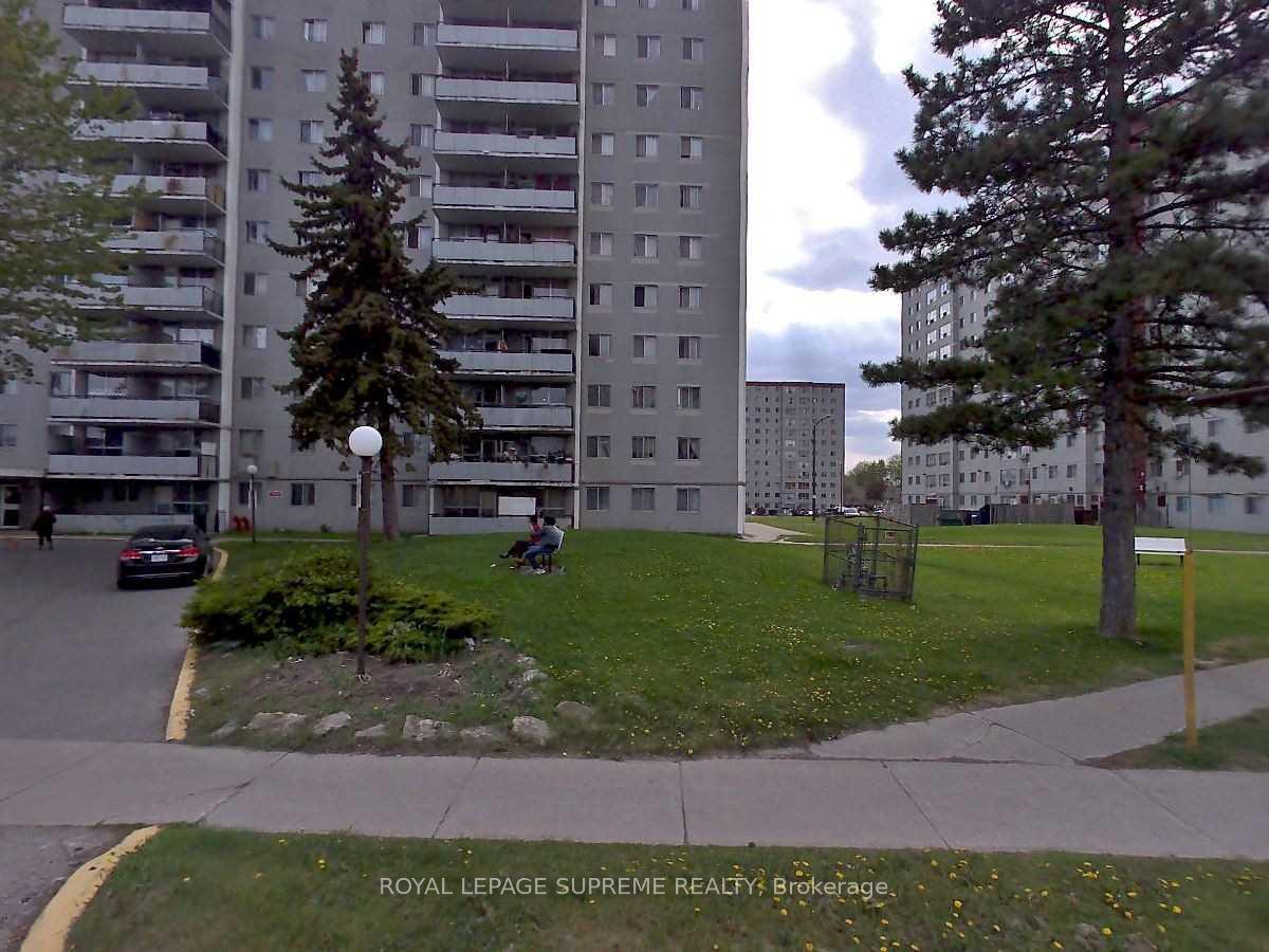 Front of Unit 908, 940 Caledonia Road