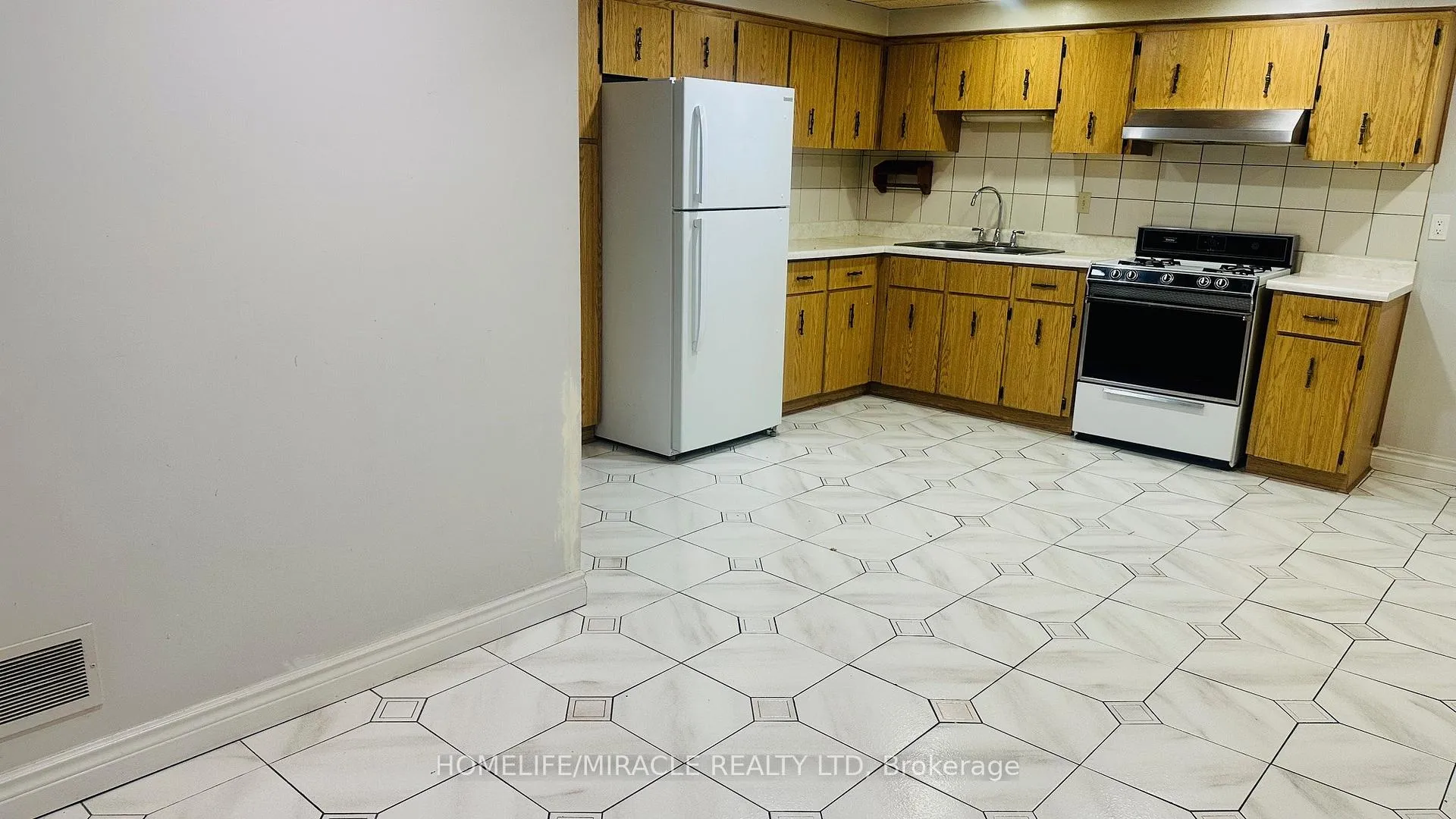 Photo 14 of 85 Harlow Crescent, Etobicoke, Thistletown-Beaumonde Heights — HOMEH