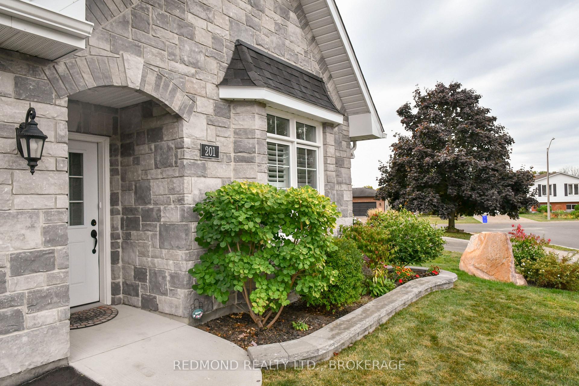 Photo 4 of 201 Wilmer Avenue, Gananoque — HOMEH