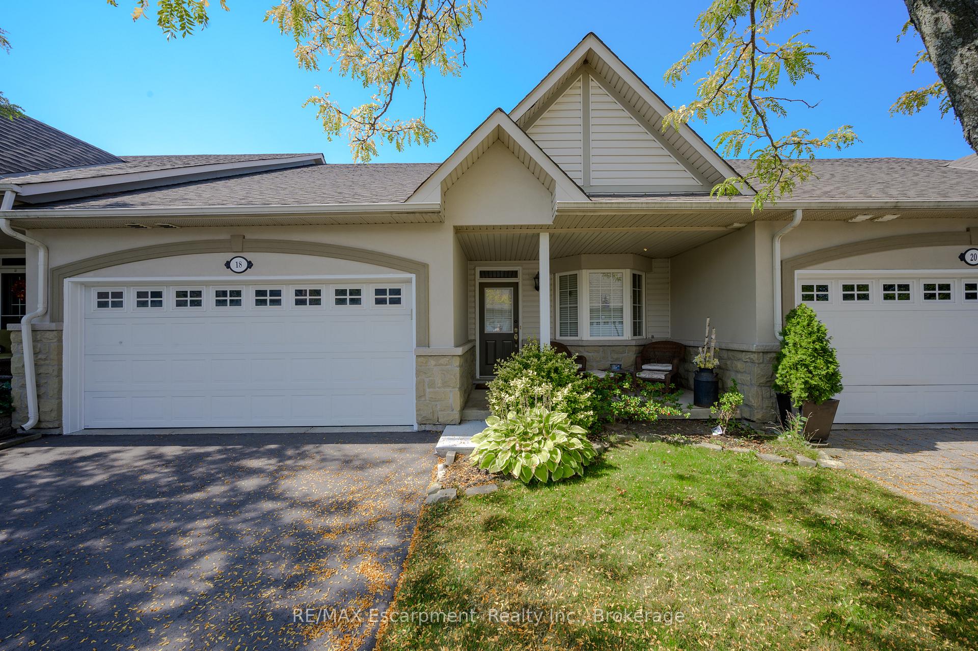 Photo 1 of Unit 18, 212 Stonehenge Drive, Hamilton, Meadowlands — HOMEH