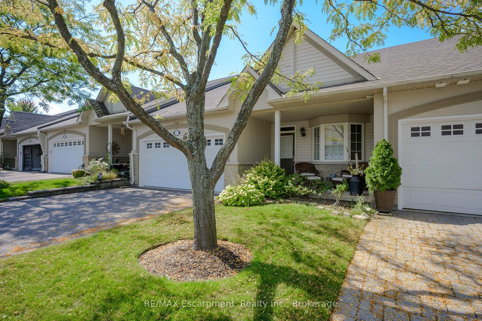 Photo 2 of Unit 18, 212 Stonehenge Drive, Hamilton, Meadowlands — HOMEH