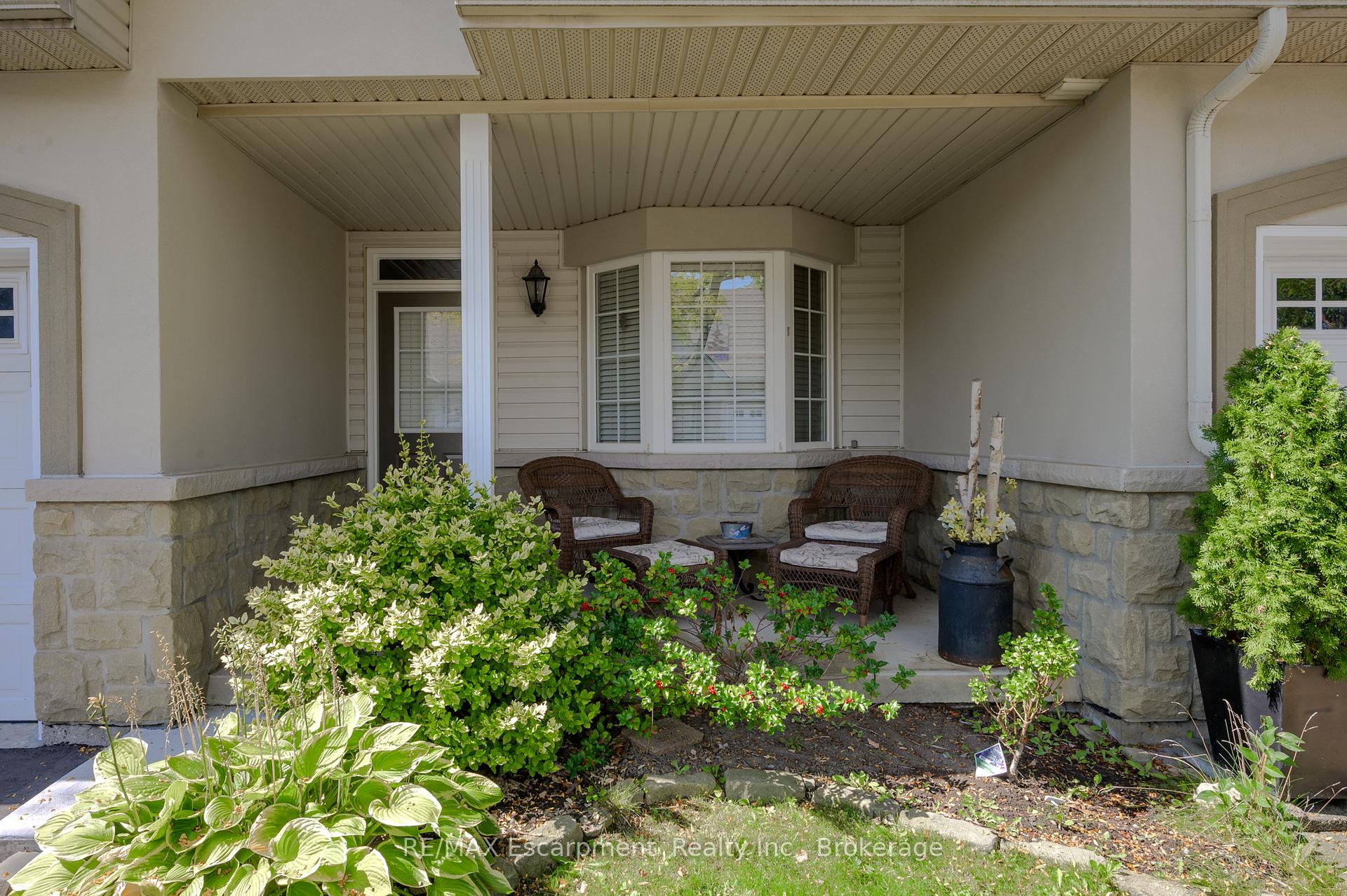 Photo 3 of Unit 18, 212 Stonehenge Drive, Hamilton, Meadowlands — HOMEH