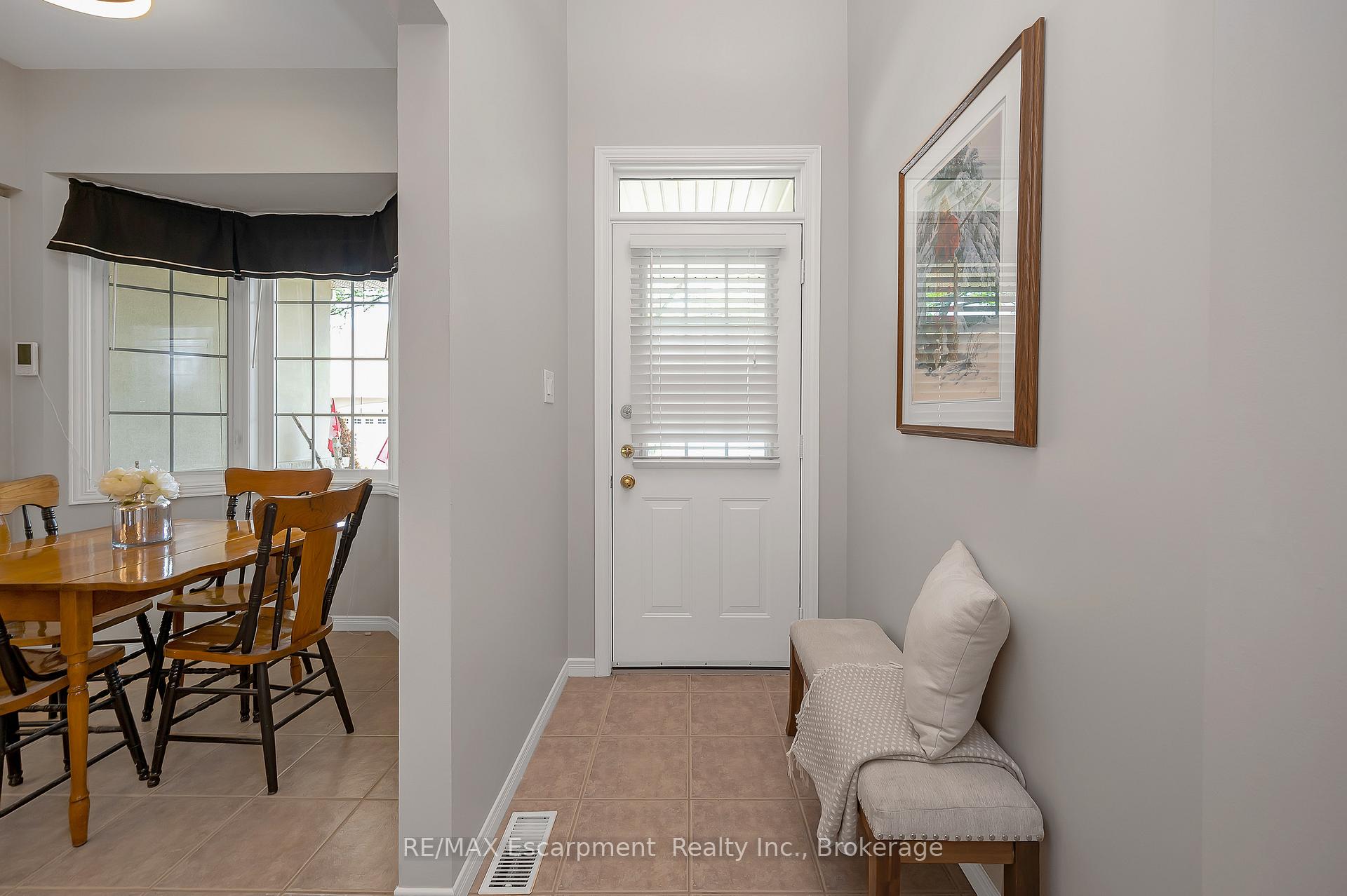 Photo 4 of Unit 18, 212 Stonehenge Drive, Hamilton, Meadowlands — HOMEH