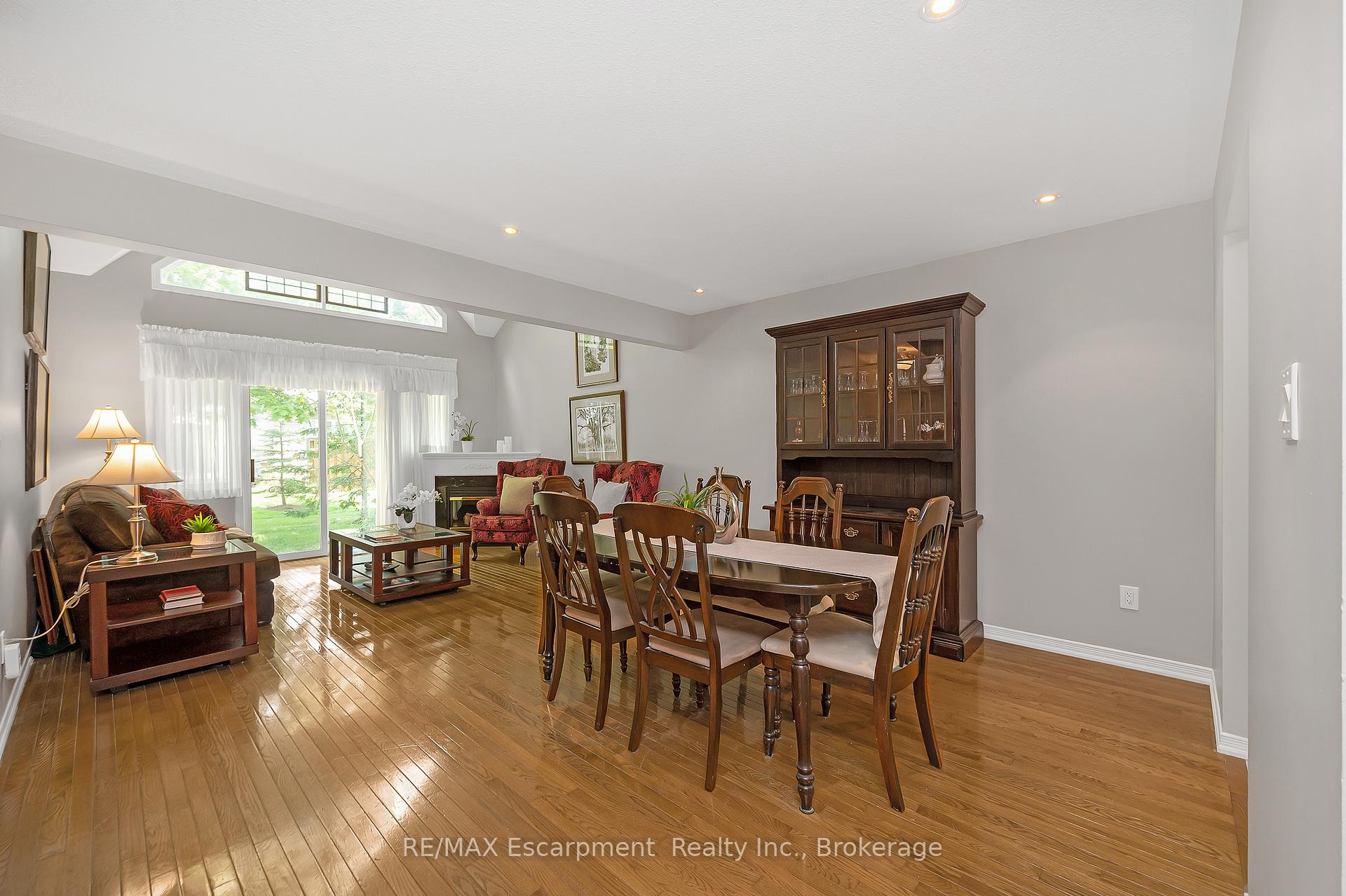 Photo 5 of Unit 18, 212 Stonehenge Drive, Hamilton, Meadowlands — HOMEH