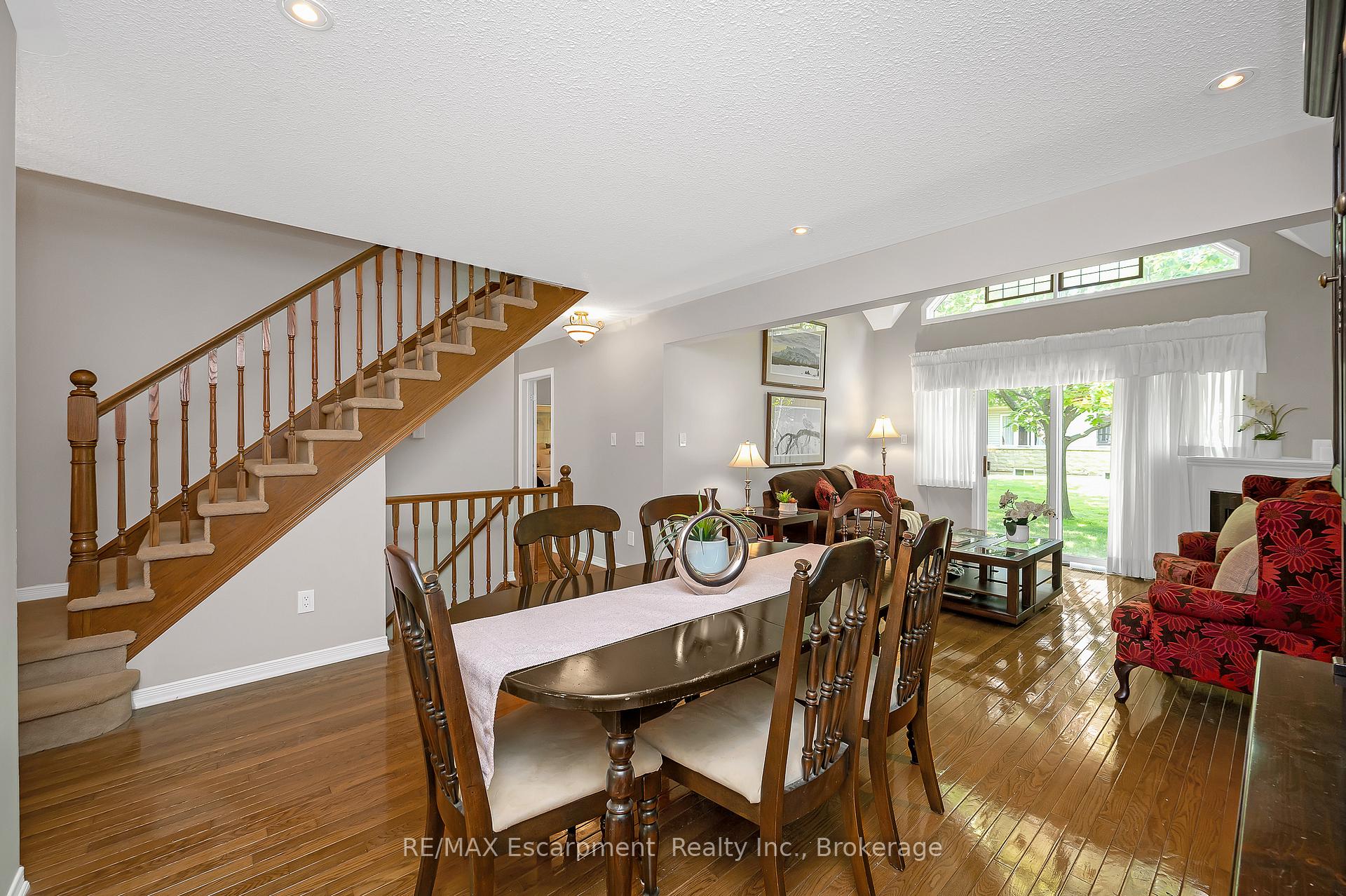 Photo 6 of Unit 18, 212 Stonehenge Drive, Hamilton, Meadowlands — HOMEH