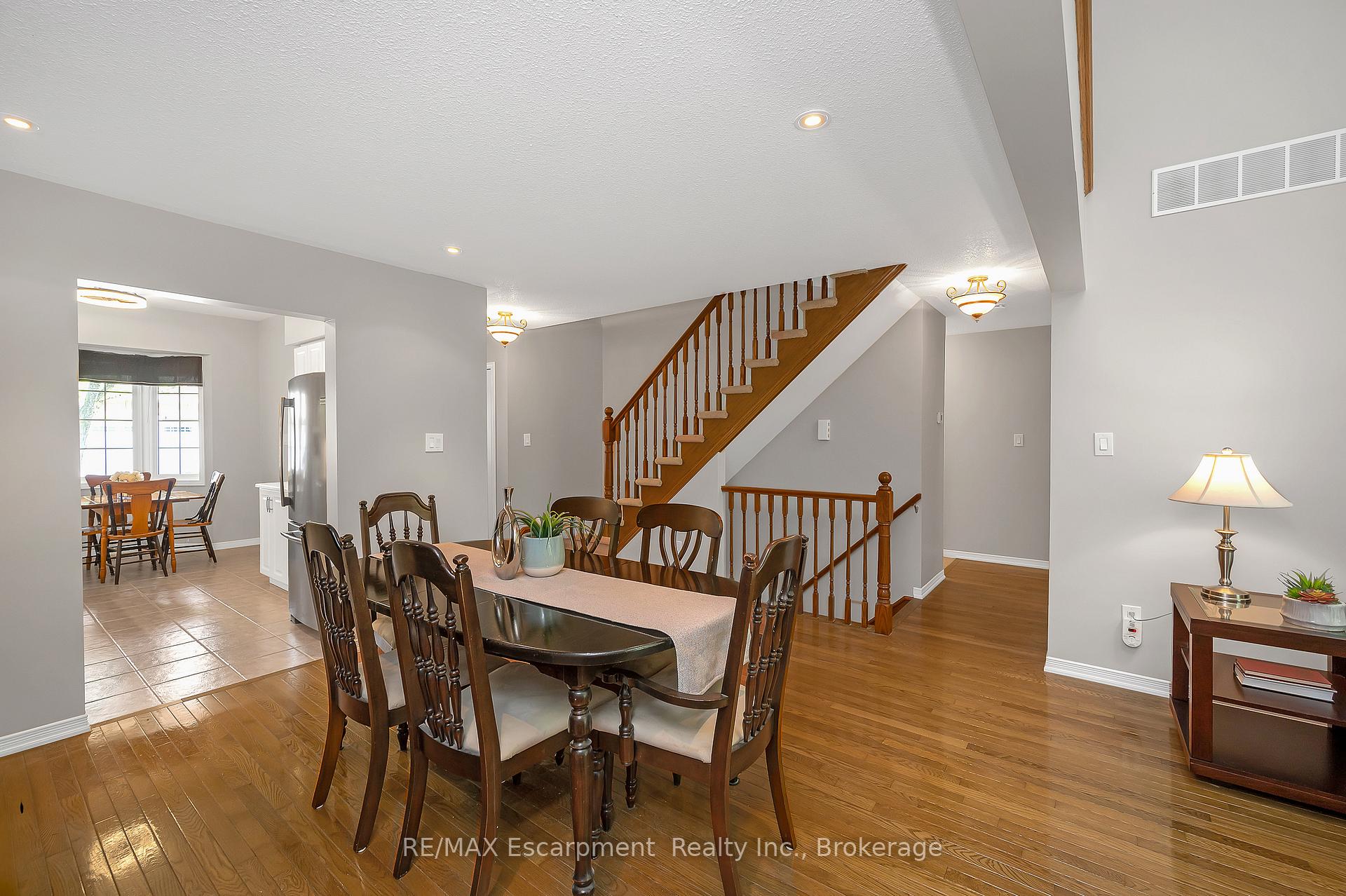 Photo 7 of Unit 18, 212 Stonehenge Drive, Hamilton, Meadowlands — HOMEH