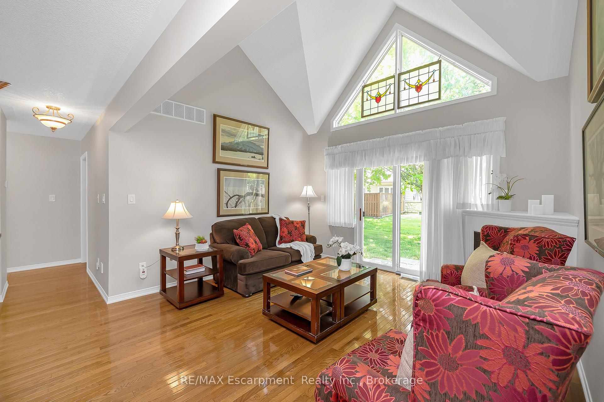 Photo 8 of Unit 18, 212 Stonehenge Drive, Hamilton, Meadowlands — HOMEH