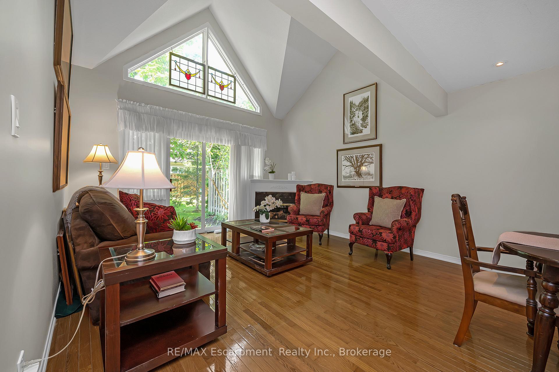 Photo 9 of Unit 18, 212 Stonehenge Drive, Hamilton, Meadowlands — HOMEH