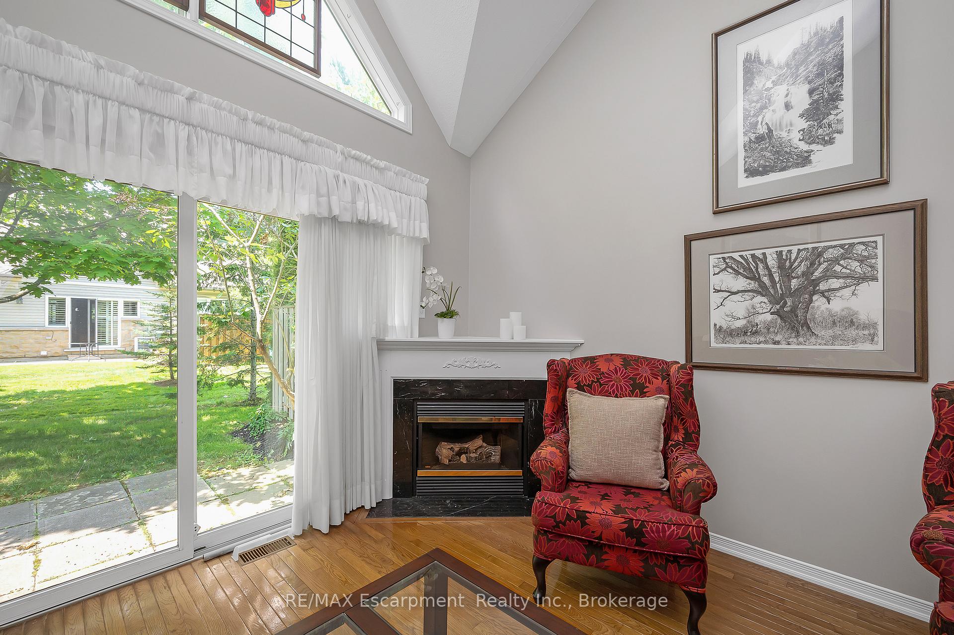 Photo 10 of Unit 18, 212 Stonehenge Drive, Hamilton, Meadowlands — HOMEH