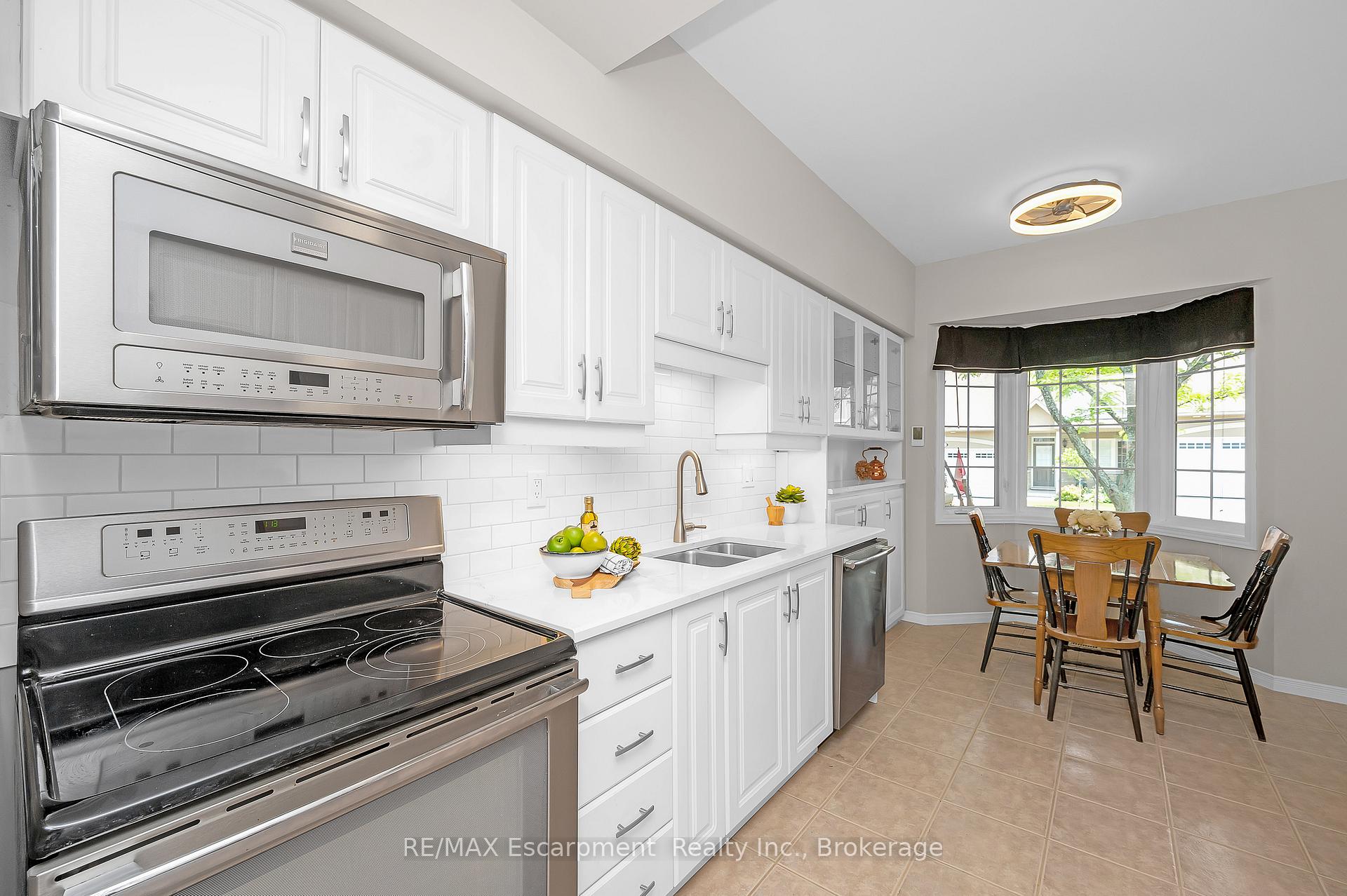 Photo 13 of Unit 18, 212 Stonehenge Drive, Hamilton, Meadowlands — HOMEH