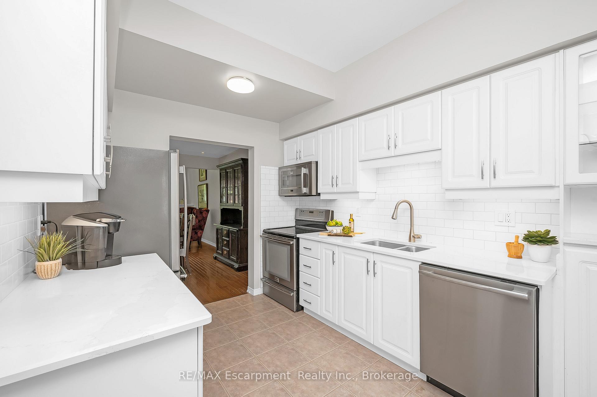 Photo 14 of Unit 18, 212 Stonehenge Drive, Hamilton, Meadowlands — HOMEH