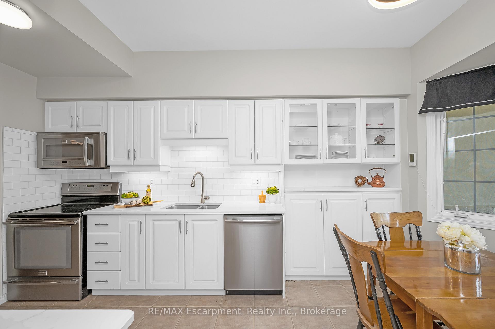 Photo 15 of Unit 18, 212 Stonehenge Drive, Hamilton, Meadowlands — HOMEH