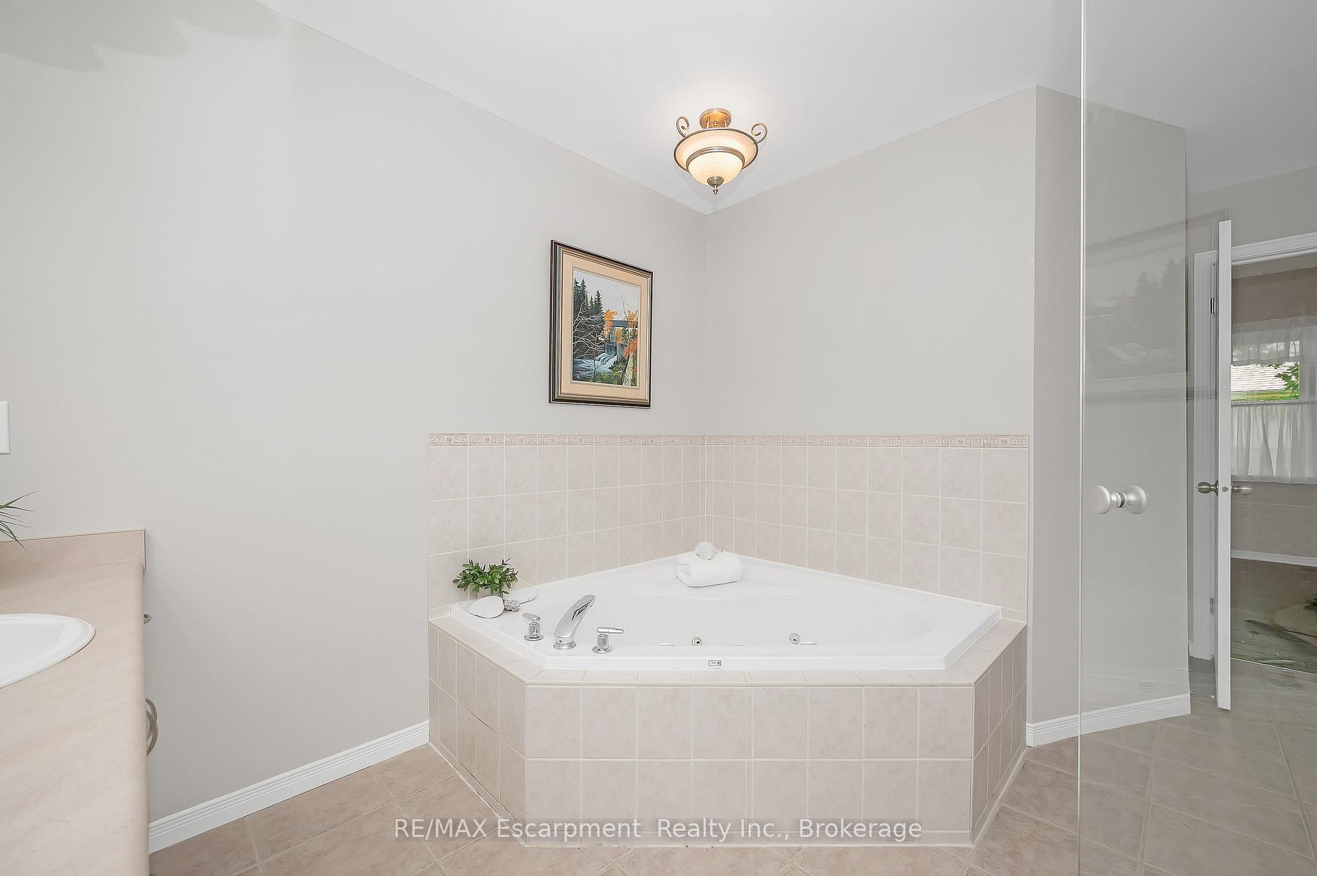Photo 22 of Unit 18, 212 Stonehenge Drive, Hamilton, Meadowlands — HOMEH