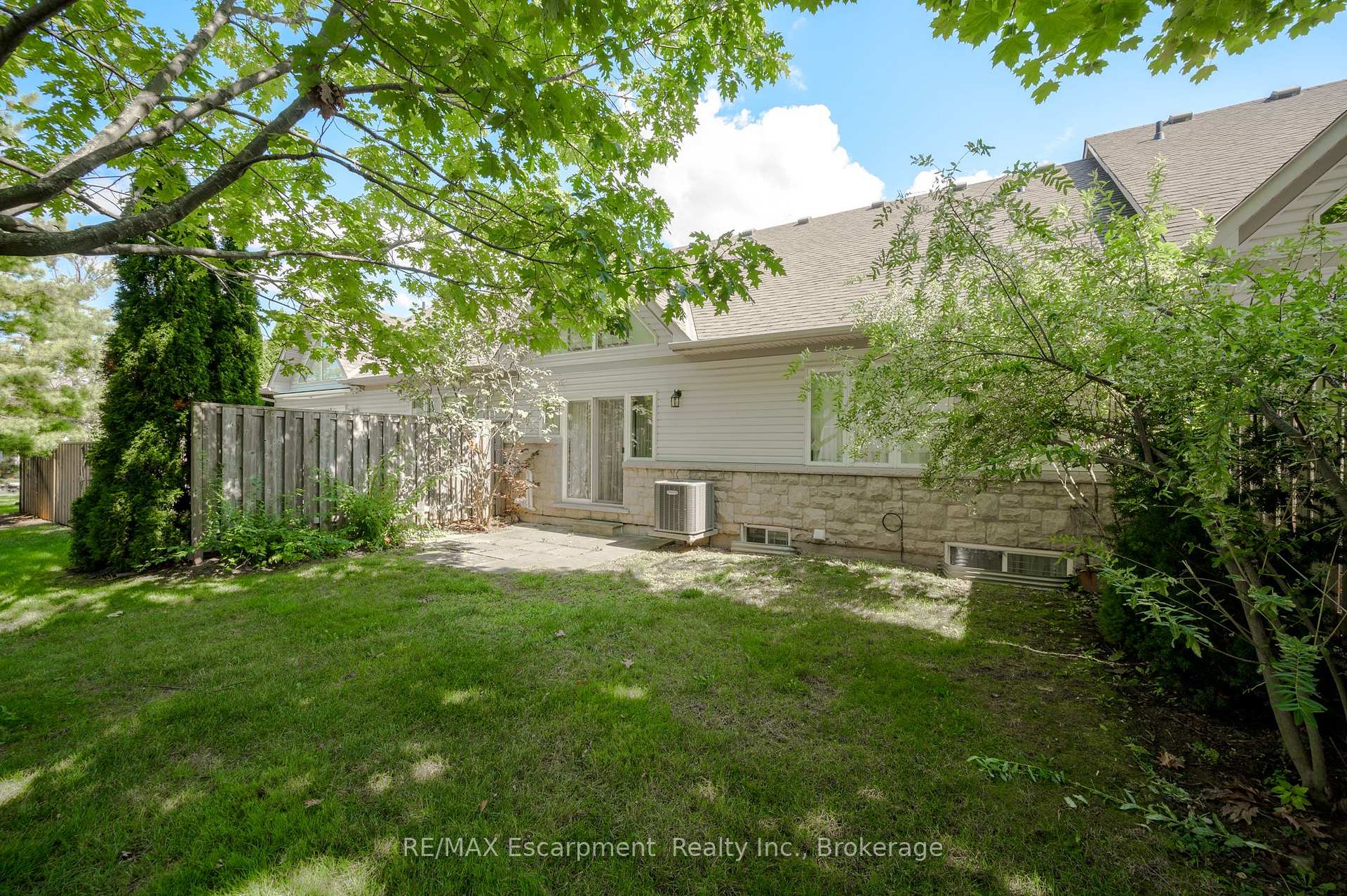 Photo 43 of Unit 18, 212 Stonehenge Drive, Hamilton, Meadowlands — HOMEH