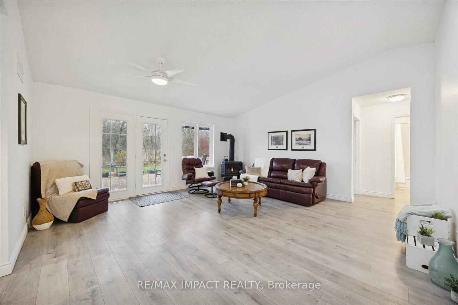 Photo 4 of 15 Fairway Drive, Clarington, Newcastle — HOMEH