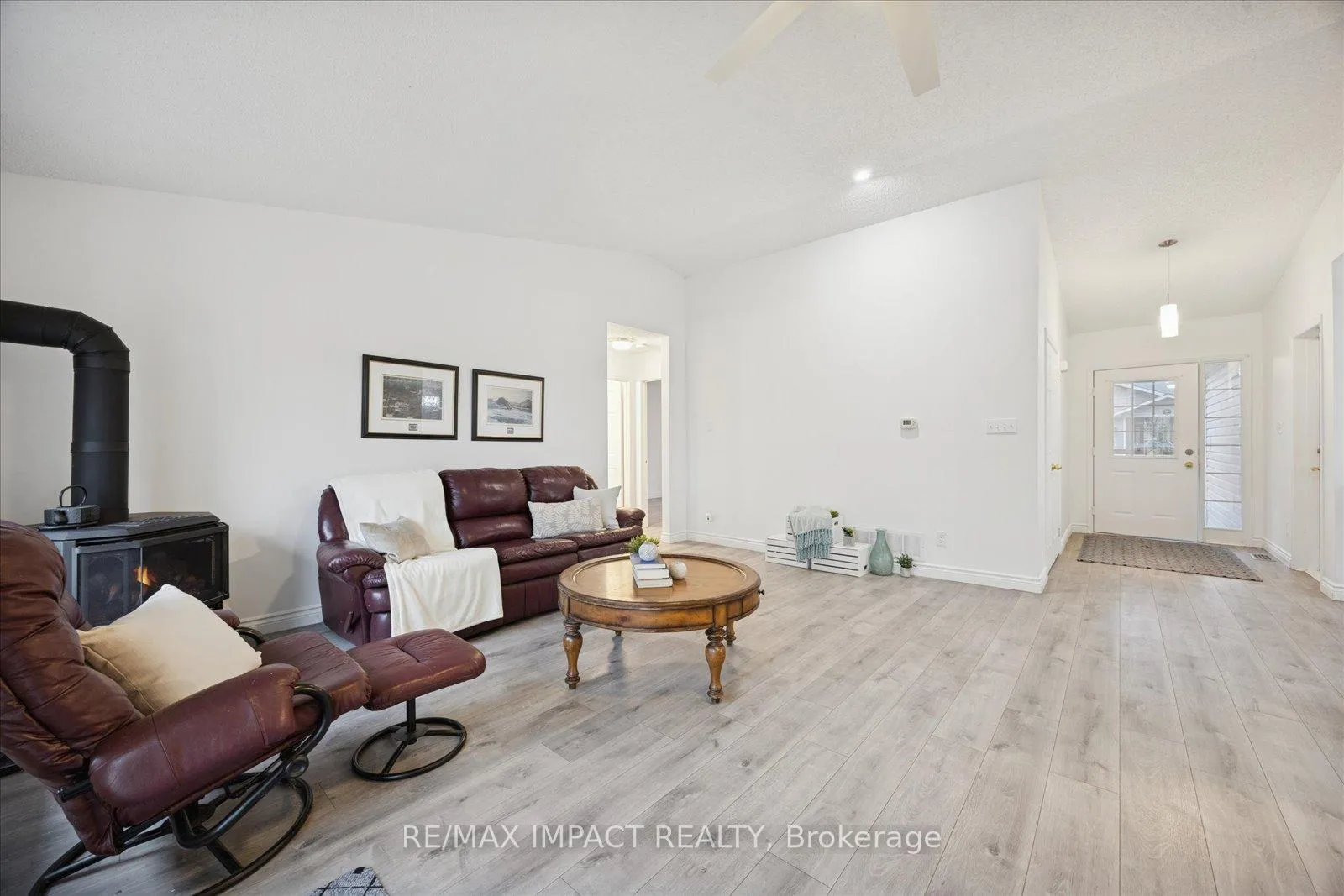 Photo 5 of 15 Fairway Drive, Clarington, Newcastle — HOMEH