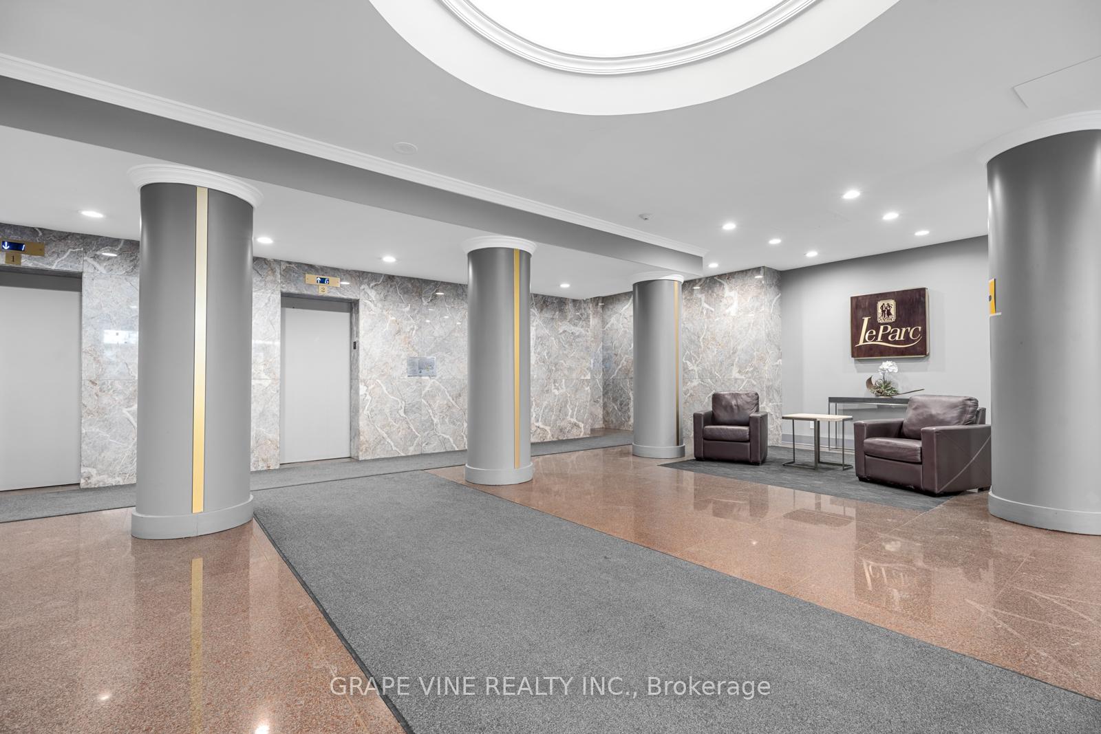 Photo 3 of Unit 206, 545 St Laurent Boulevard, Ottawa, Viscount Alexander Park — HOMEH