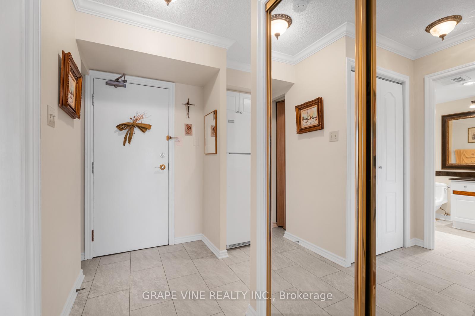 Photo 5 of Unit 206, 545 St Laurent Boulevard, Ottawa, Viscount Alexander Park — HOMEH