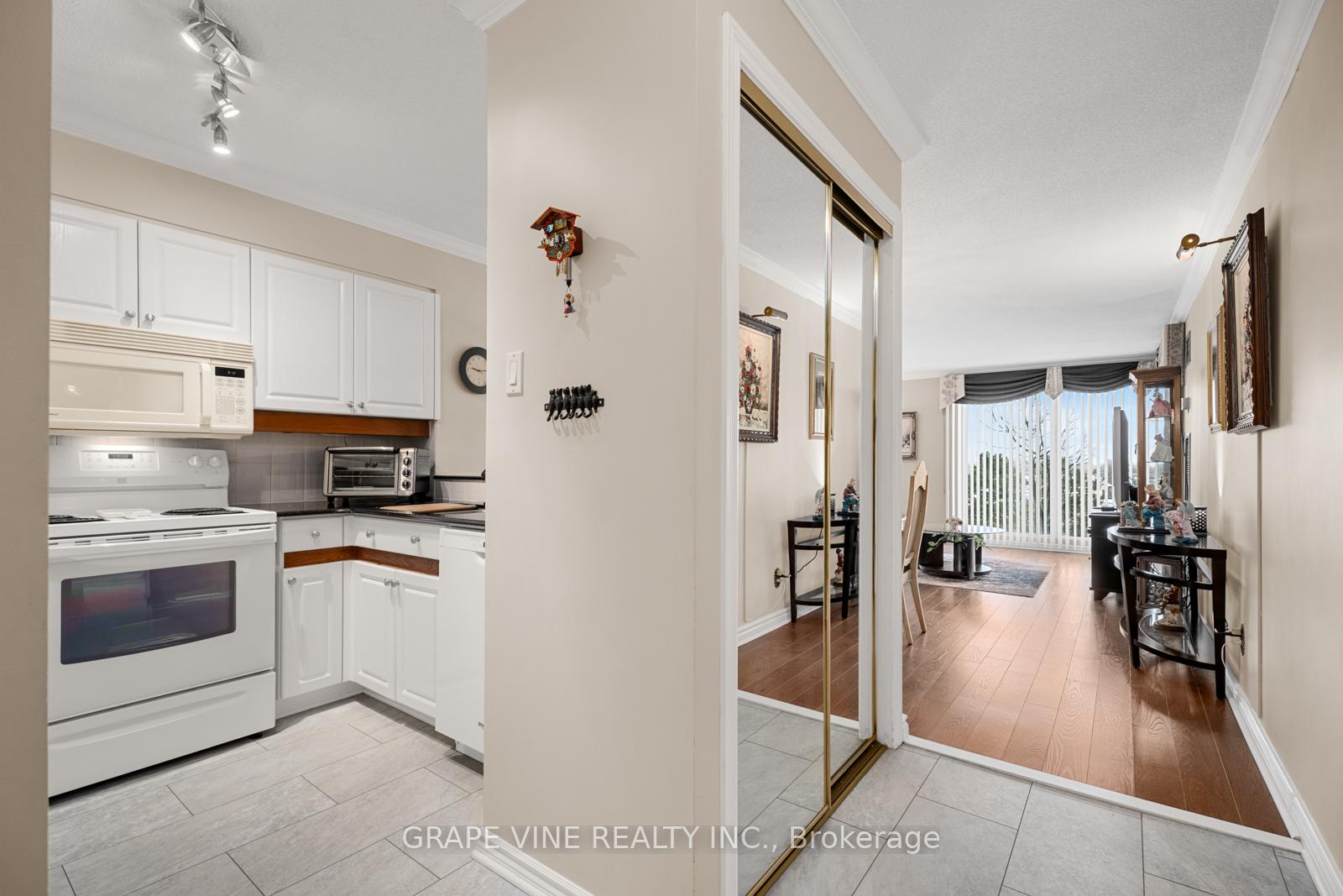 Photo 6 of Unit 206, 545 St Laurent Boulevard, Ottawa, Viscount Alexander Park — HOMEH