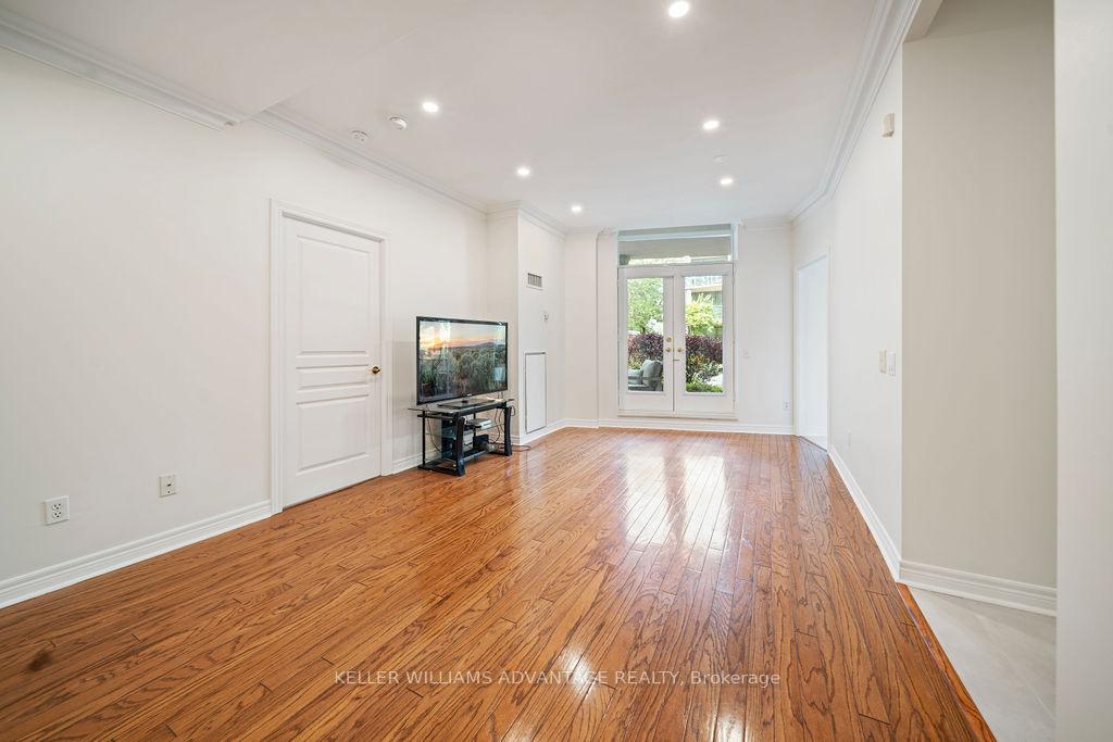 Photo 4 of Unit 111, 9 Boardwalk Drive, Toronto, The Beaches — HOMEH