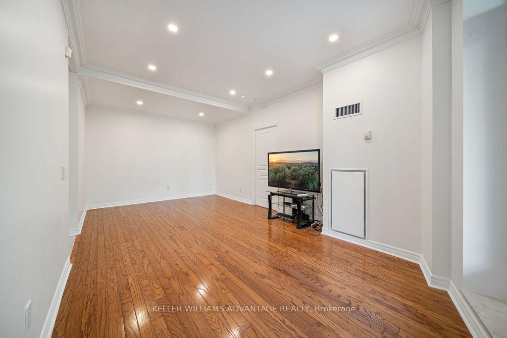 Photo 7 of Unit 111, 9 Boardwalk Drive, Toronto, The Beaches — HOMEH