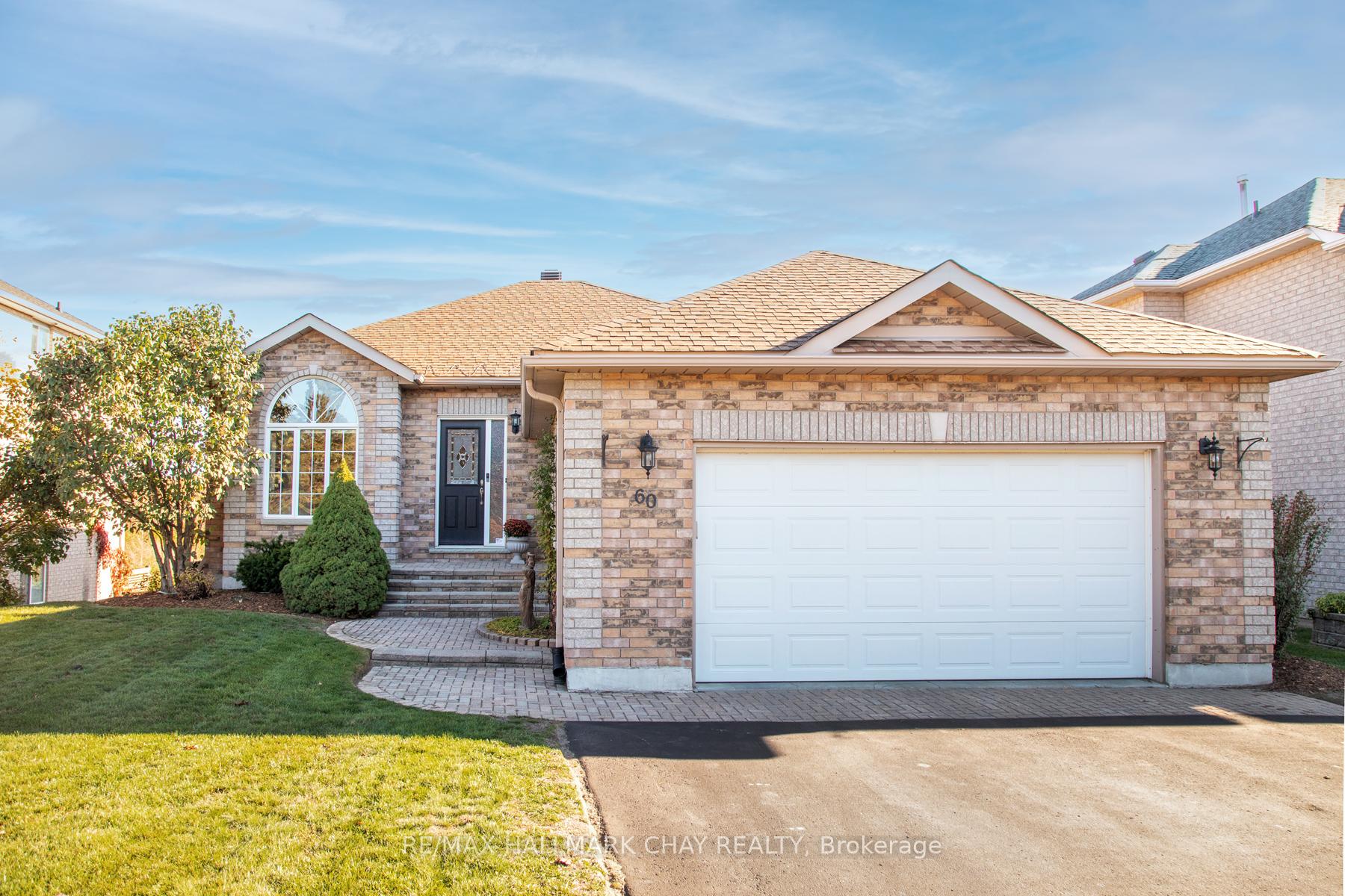 Photo 3 of 60 Crompton Drive, Barrie, Little Lake — HOMEH