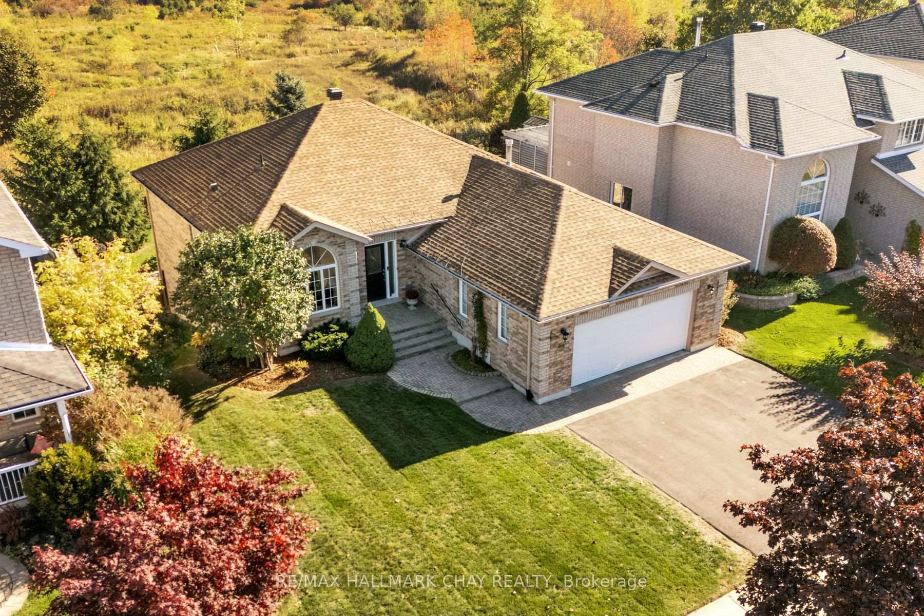 Photo 5 of 60 Crompton Drive, Barrie, Little Lake — HOMEH