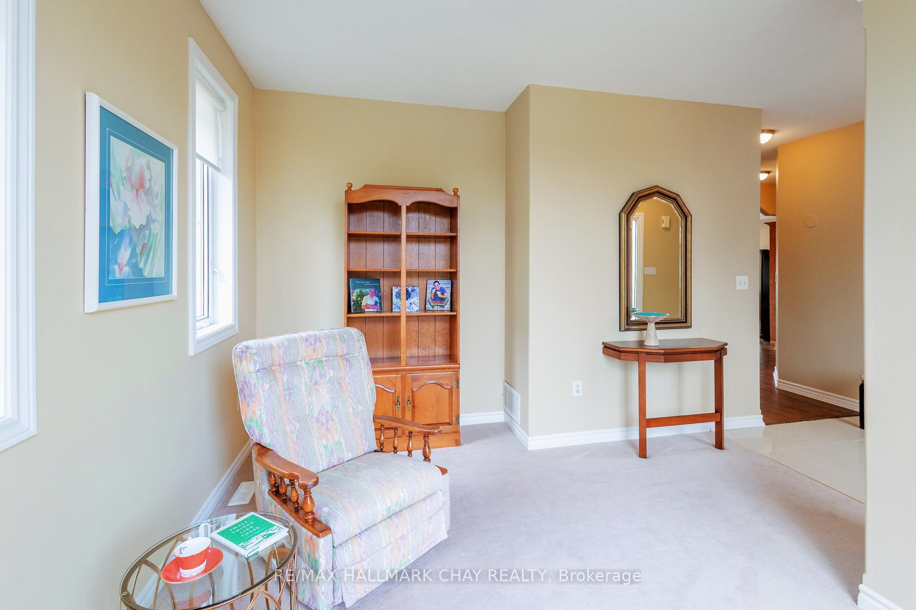 Photo 11 of 60 Crompton Drive, Barrie, Little Lake — HOMEH