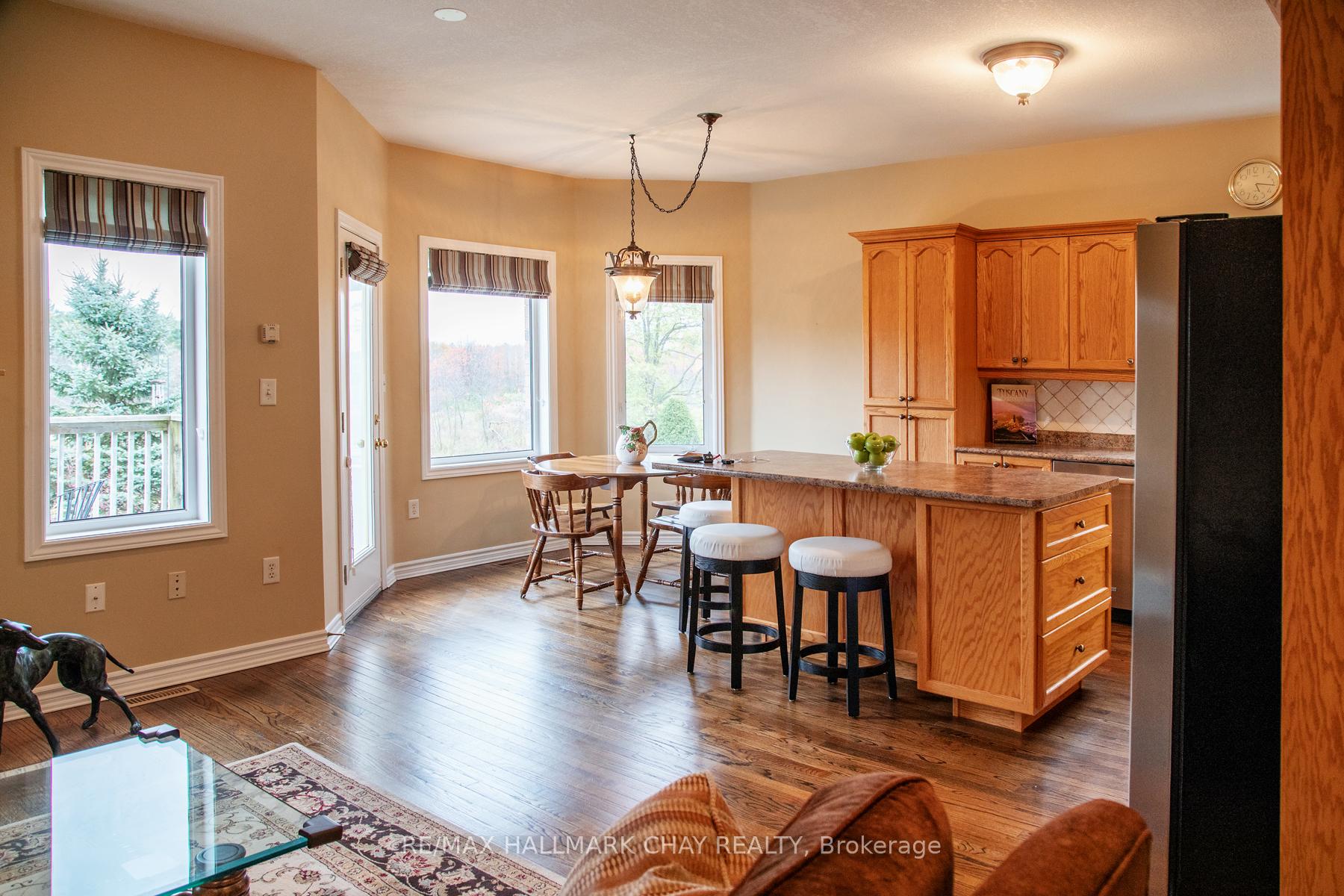 Photo 16 of 60 Crompton Drive, Barrie, Little Lake — HOMEH