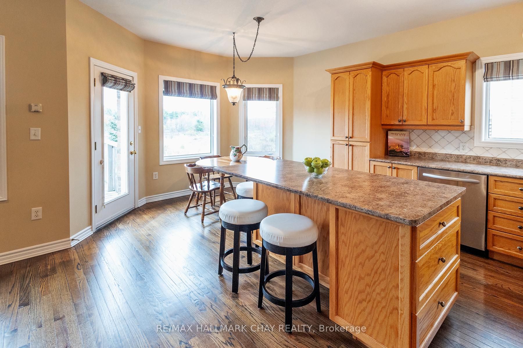 Photo 17 of 60 Crompton Drive, Barrie, Little Lake — HOMEH