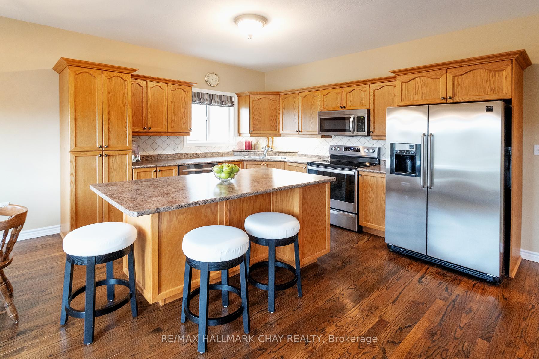 Photo 19 of 60 Crompton Drive, Barrie, Little Lake — HOMEH